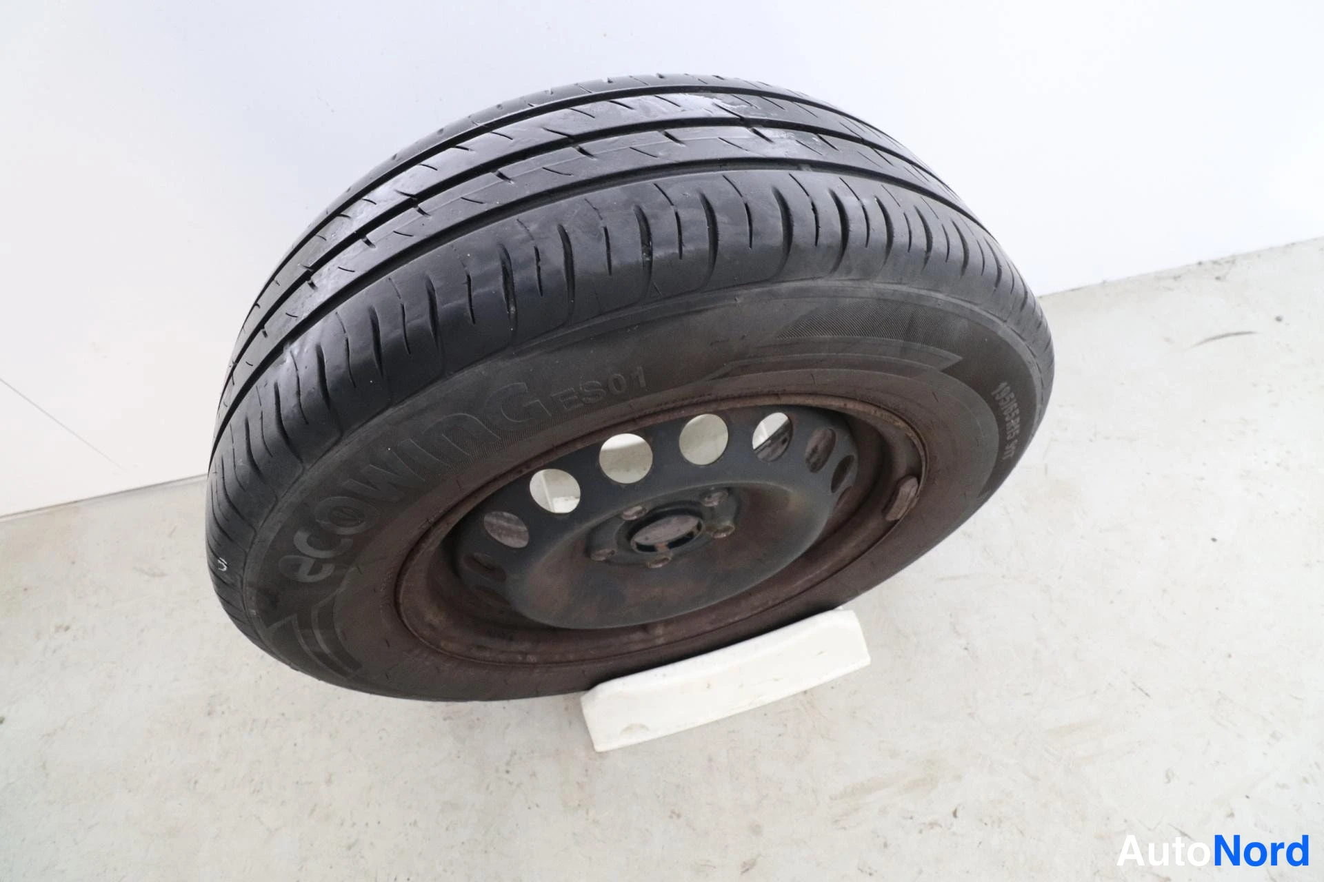 Valkoinen Volkswagen Jetta 2011, yksityiskohta, kuva 23