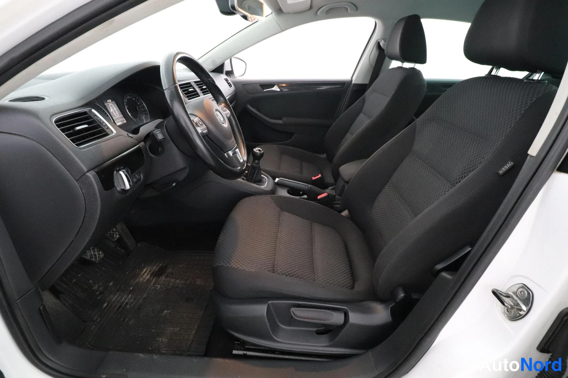 Valkoinen Volkswagen Jetta 2011, ohjaamo, kuva 7