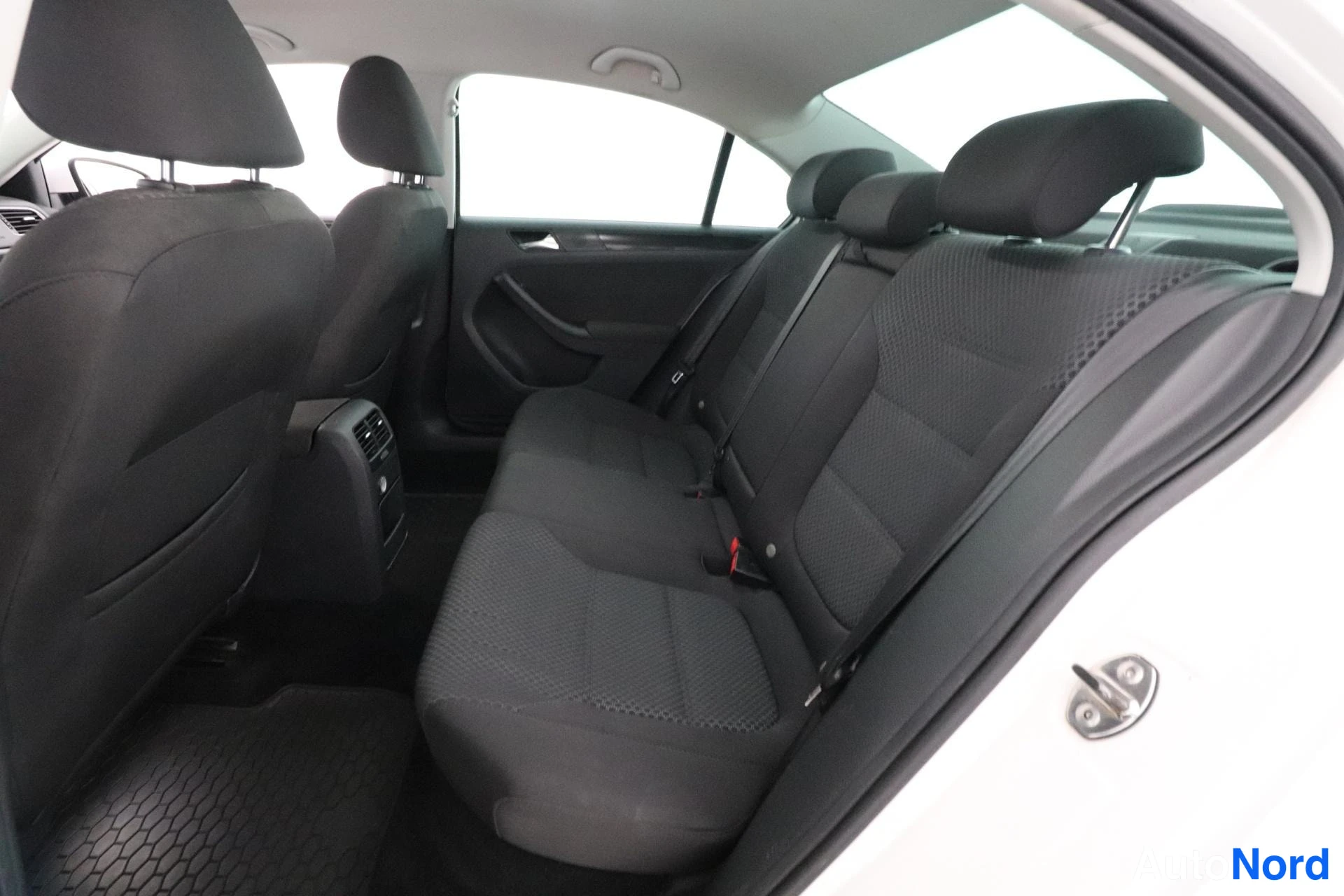 Valkoinen Volkswagen Jetta 2011, takaistuimet, kuva 12