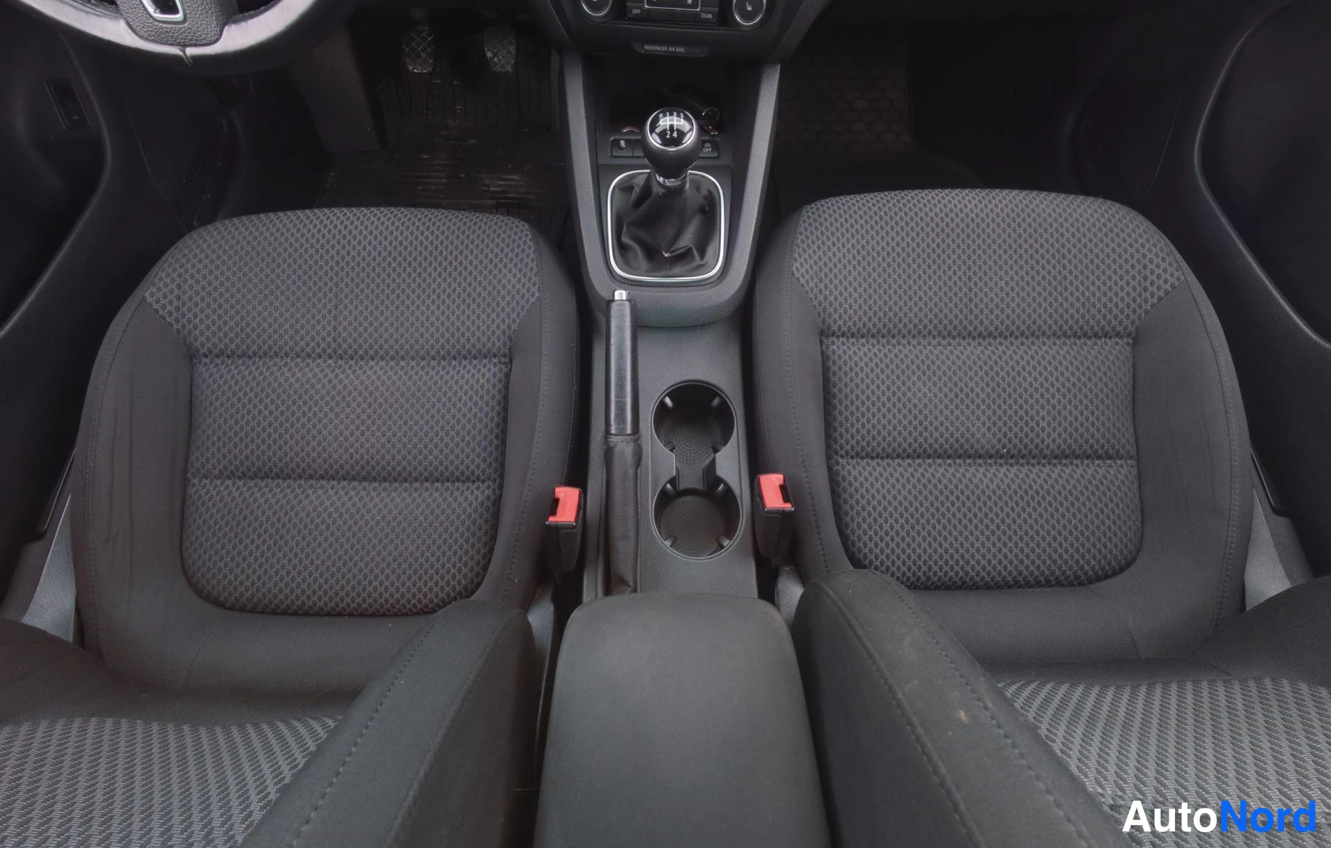 Valkoinen Volkswagen Jetta 2011, etuistuimet, kuva 11