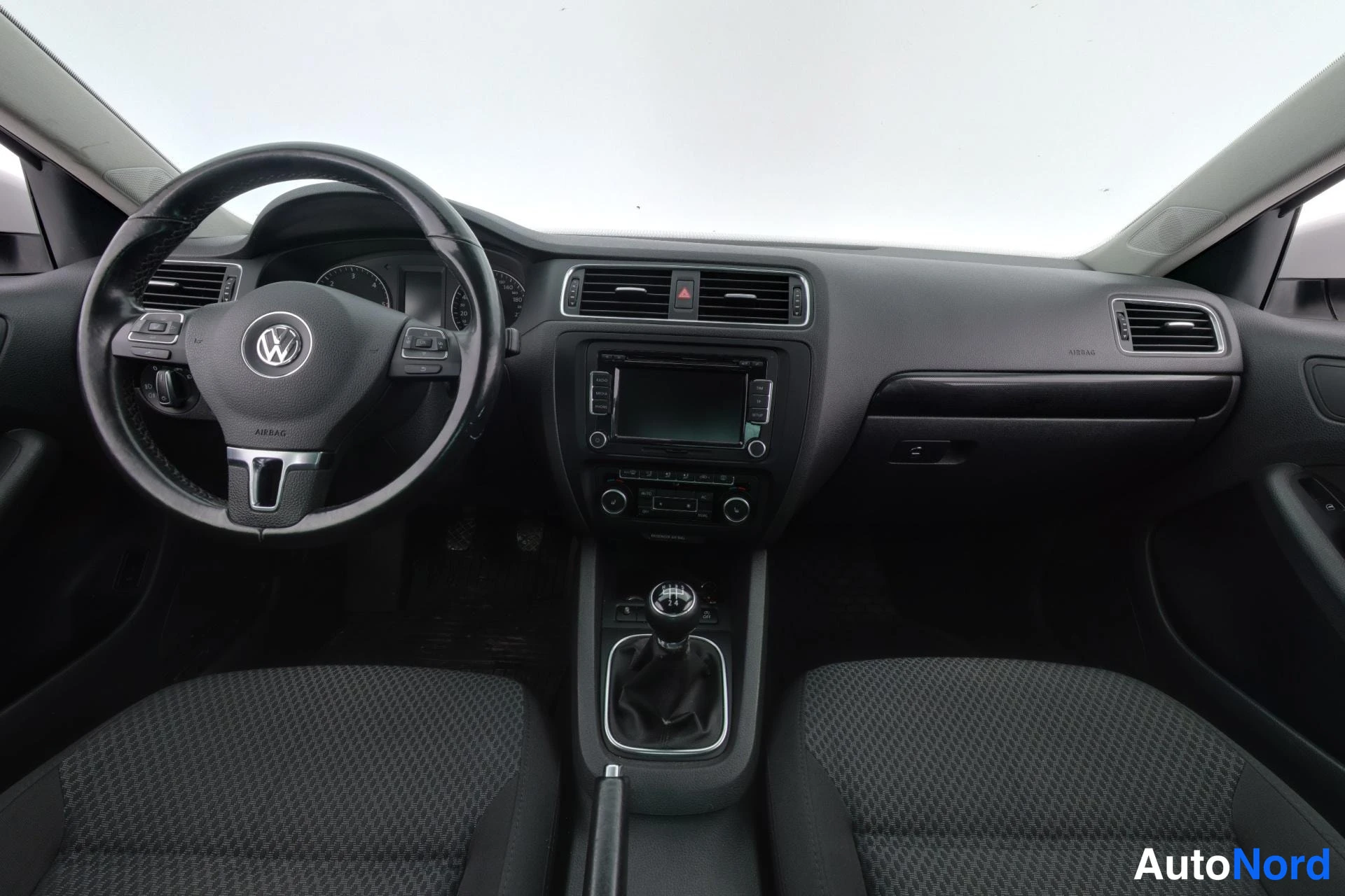 Valkoinen Volkswagen Jetta 2011, ohjaamo, kuva 8