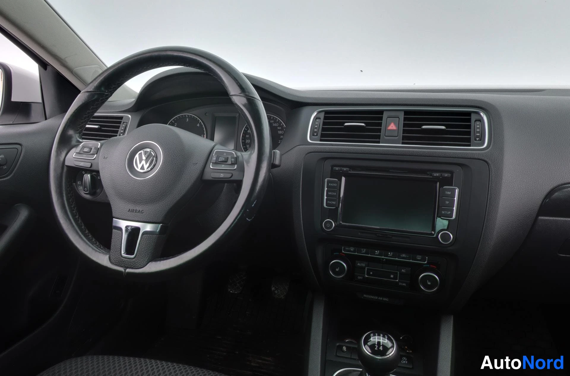 Valkoinen Volkswagen Jetta 2011, ohjaamo, kuva 10
