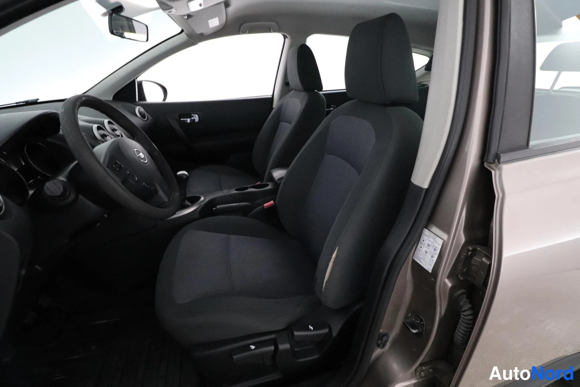 Beige Nissan Qashqai 2009, etuistuimet, kuva 10