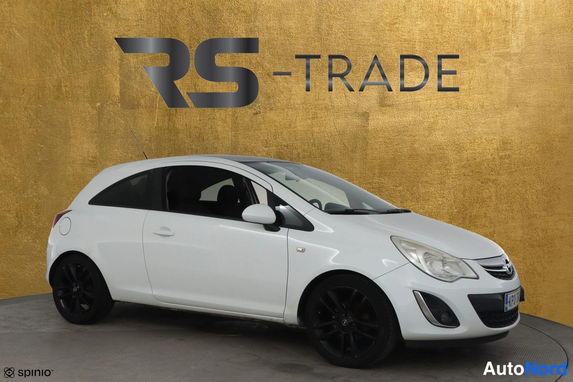 Valkoinen Opel Corsa 2011, etuviisto, keula oikealle, kuva 3