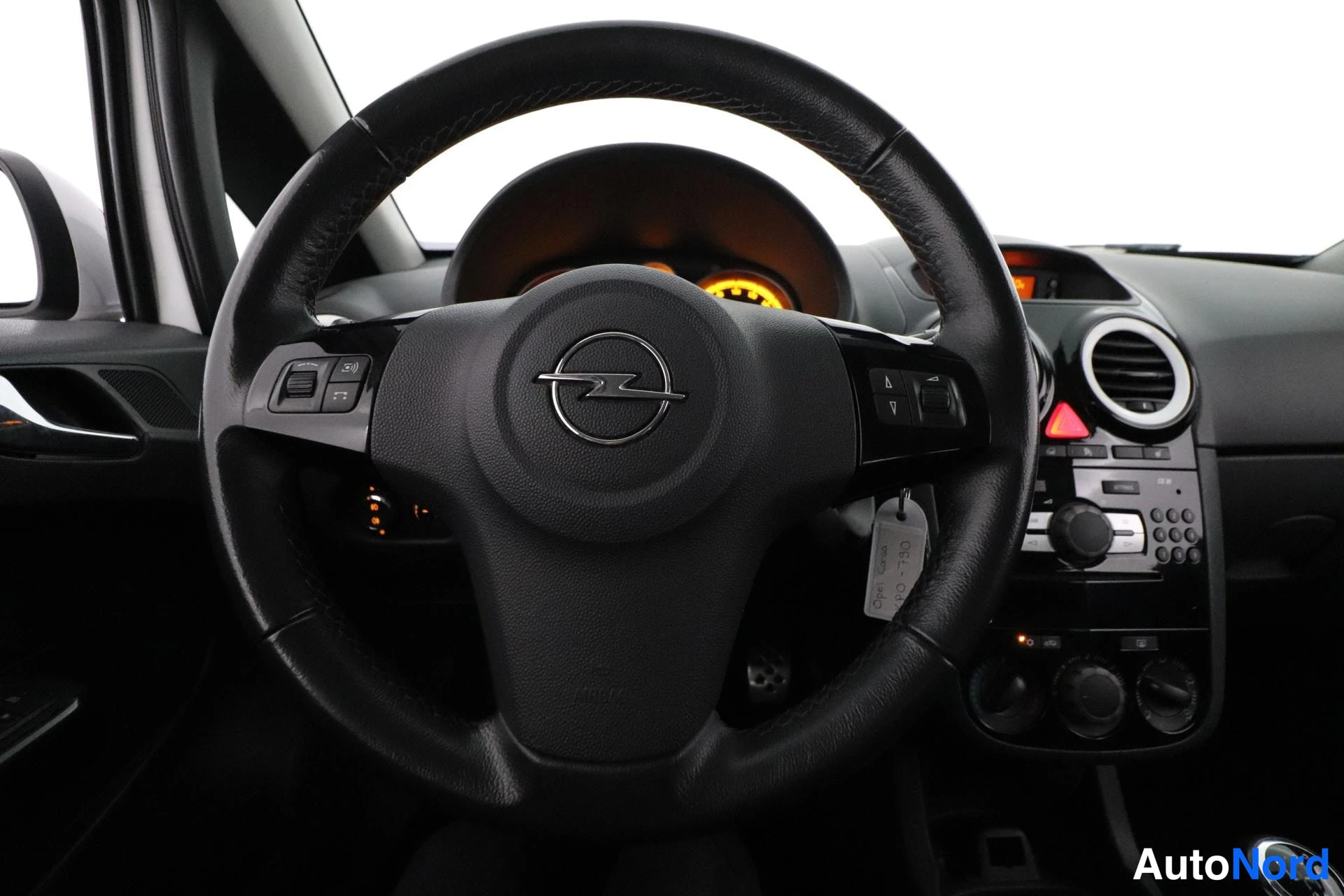 Valkoinen Opel Corsa 2011, yksityiskohta, kuva 13