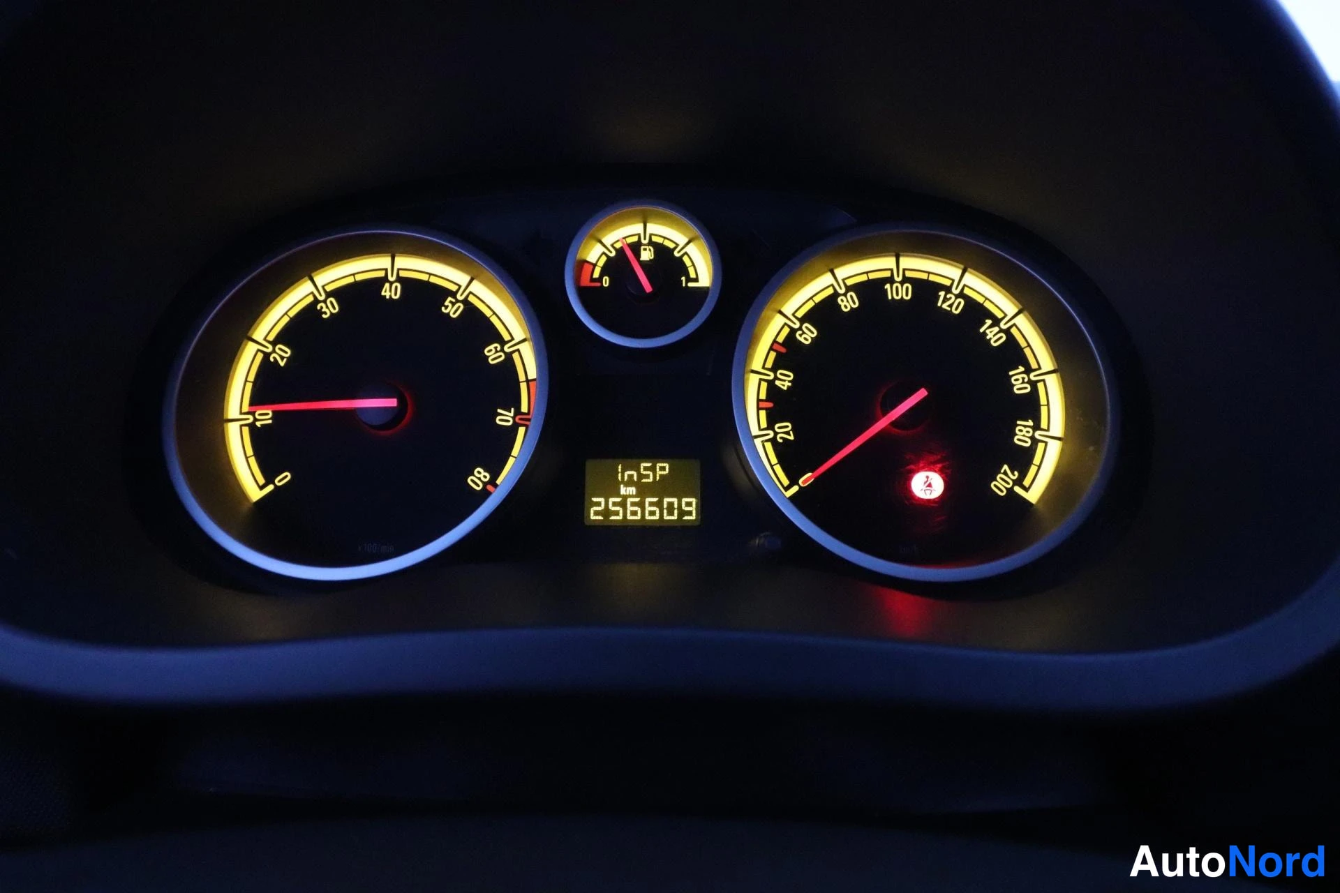 Valkoinen Opel Corsa 2011, yksityiskohta, kuva 25
