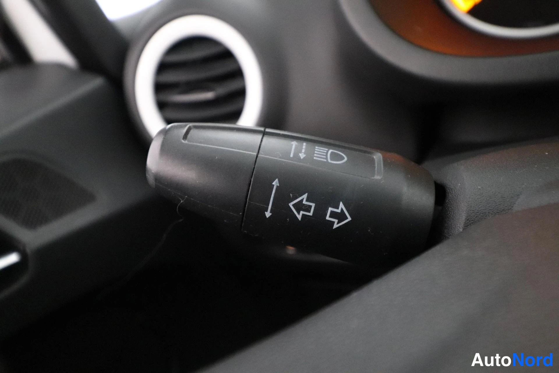 Valkoinen Opel Corsa 2011, yksityiskohta, kuva 16