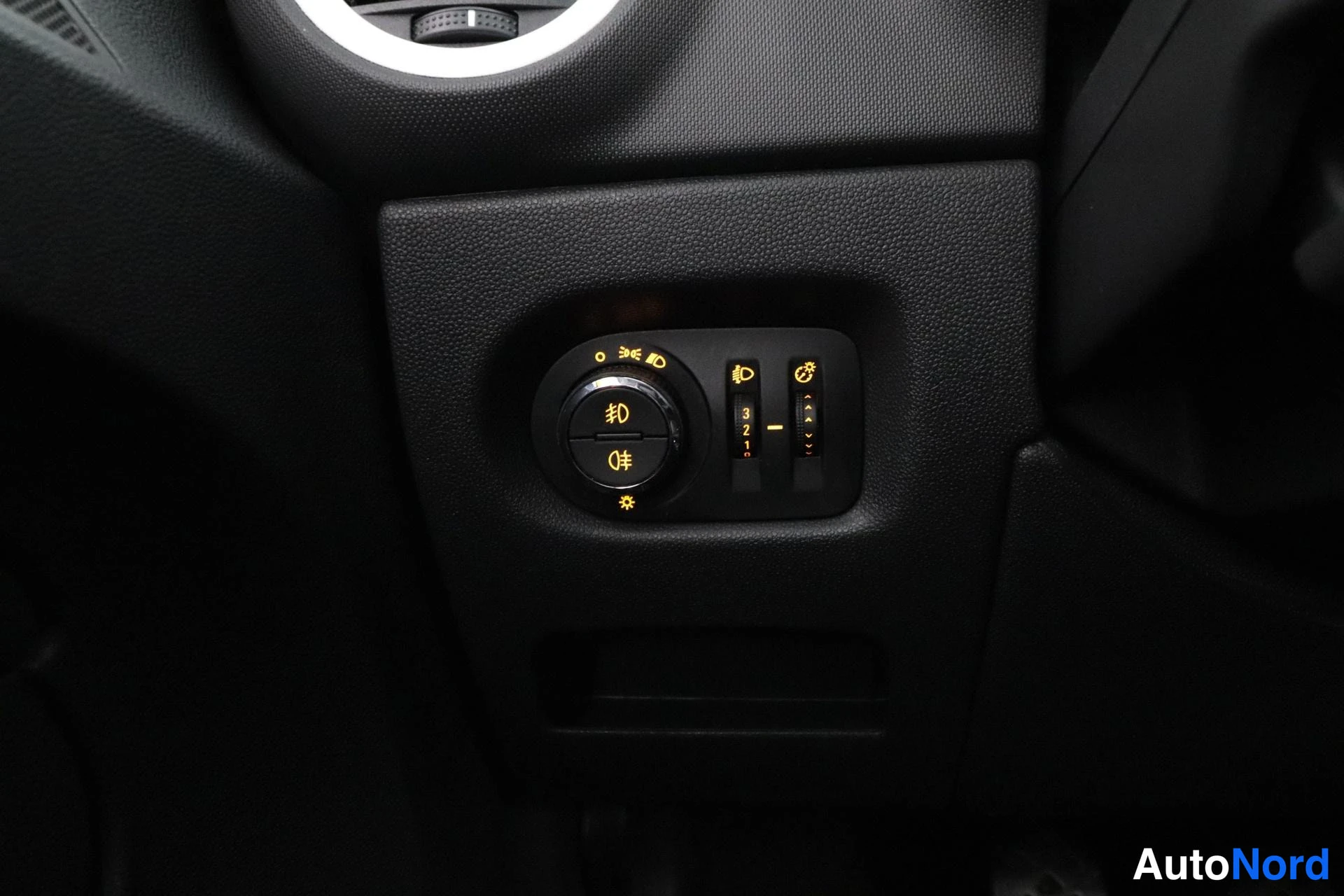 Valkoinen Opel Corsa 2011, yksityiskohta, kuva 22