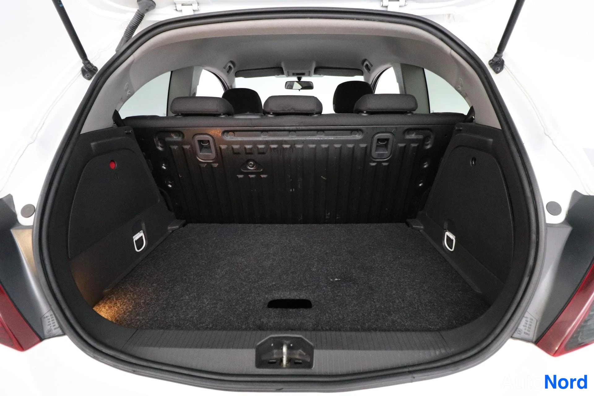 Valkoinen Opel Corsa 2011, tavaratila, kuva 12