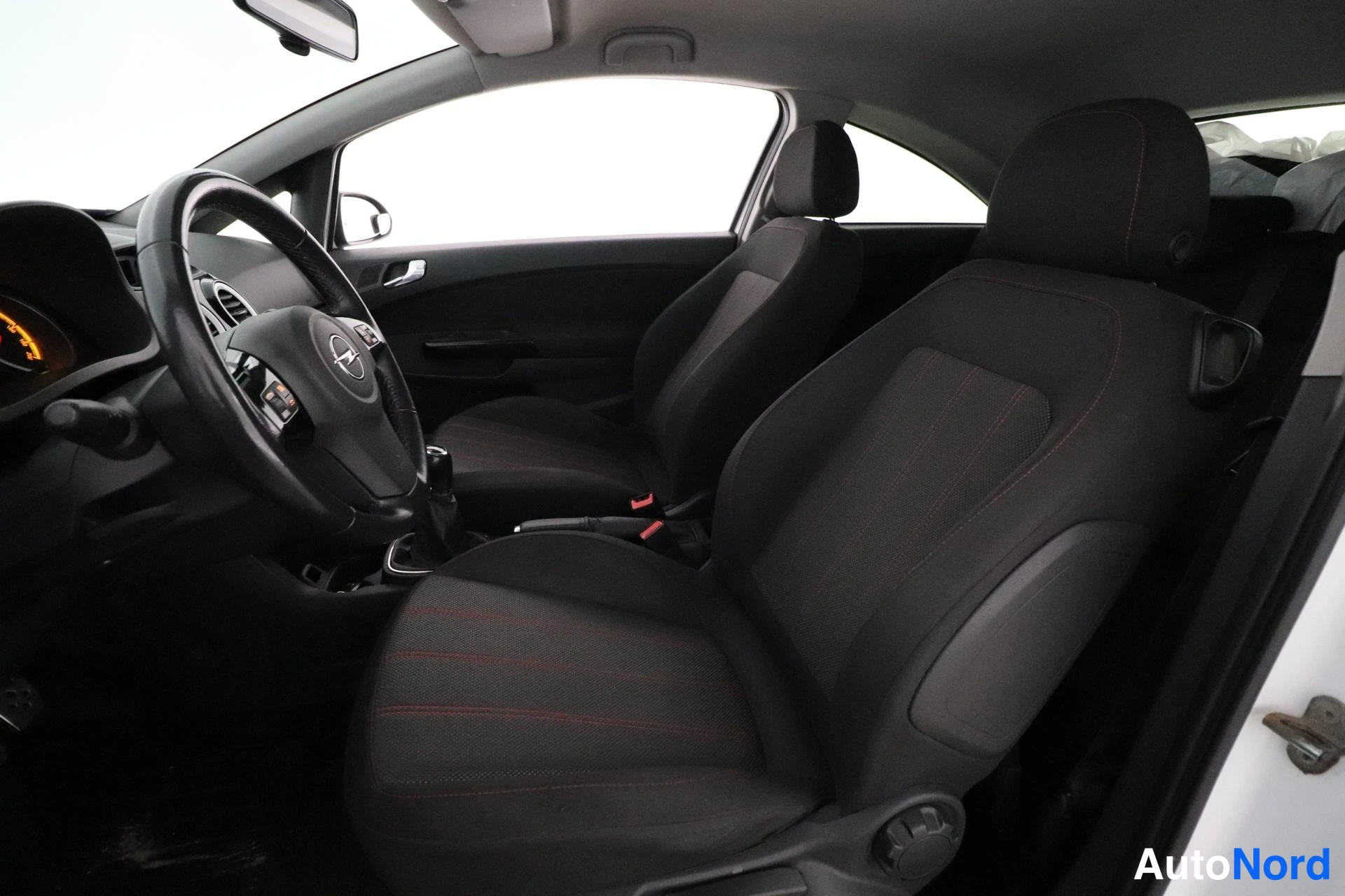 Valkoinen Opel Corsa 2011, etuistuimet, kuva 9