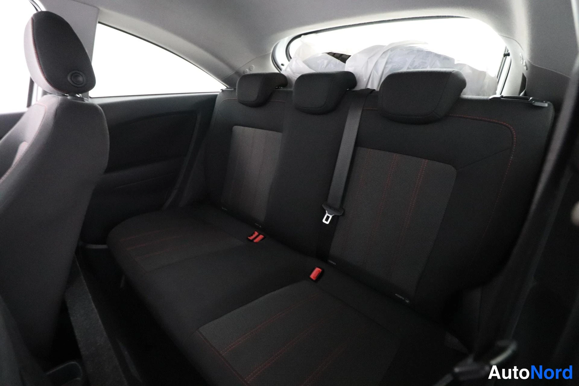 Valkoinen Opel Corsa 2011, takaistuimet, kuva 11