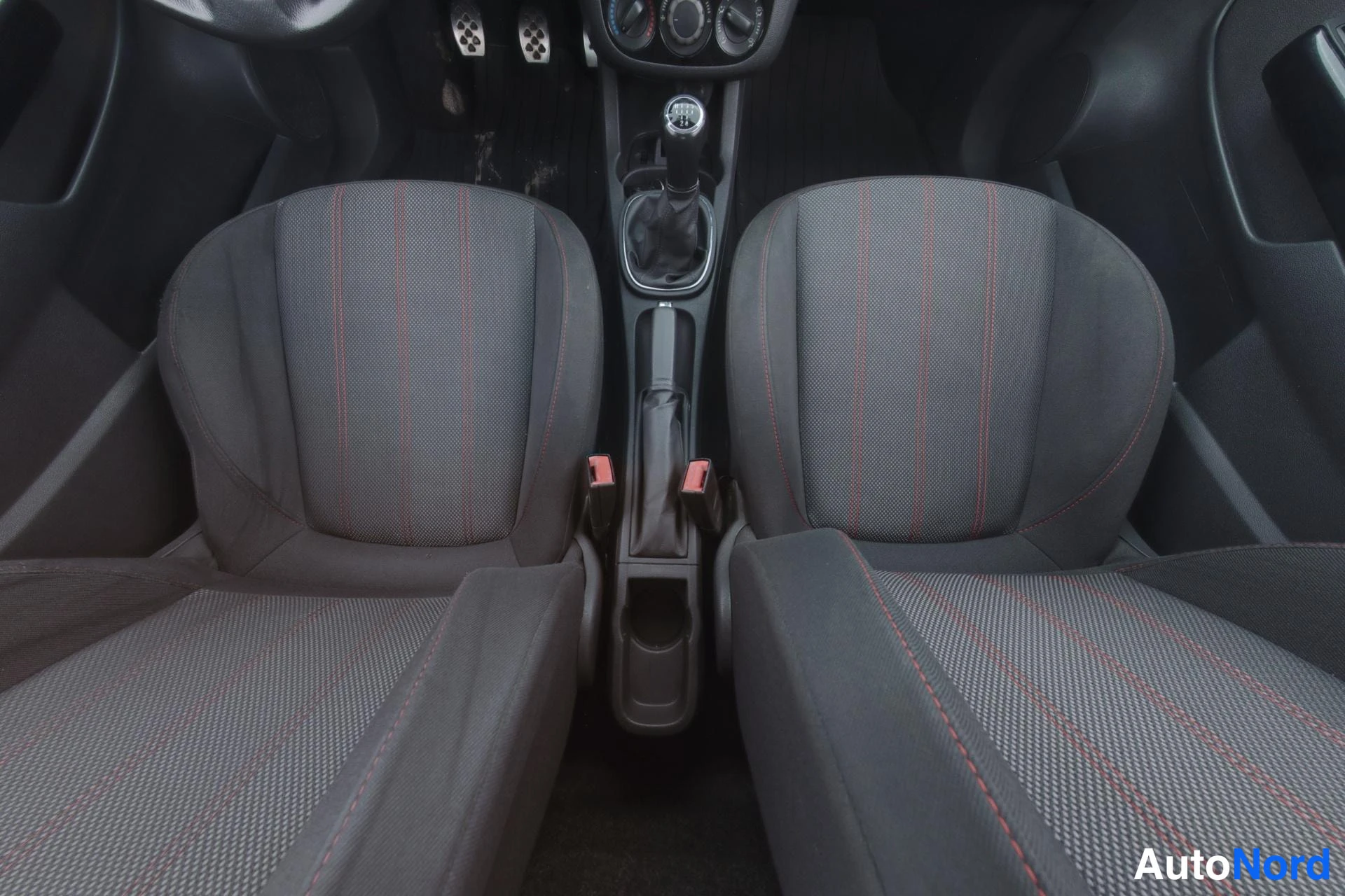 Valkoinen Opel Corsa 2011, etuistuimet, kuva 10