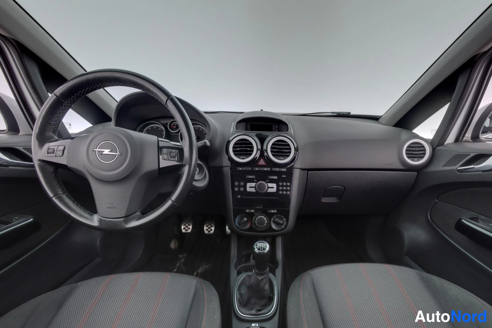 Valkoinen Opel Corsa 2011, ohjaamo, kuva 7