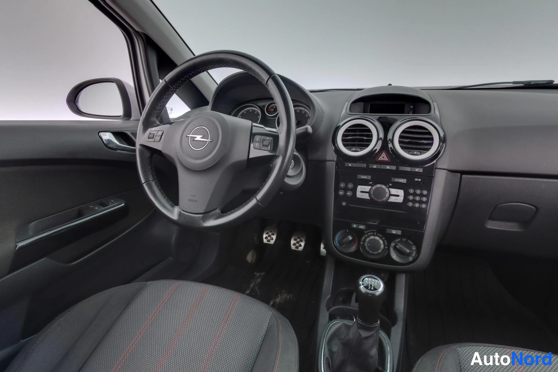 Valkoinen Opel Corsa 2011, ohjaamo, kuva 8