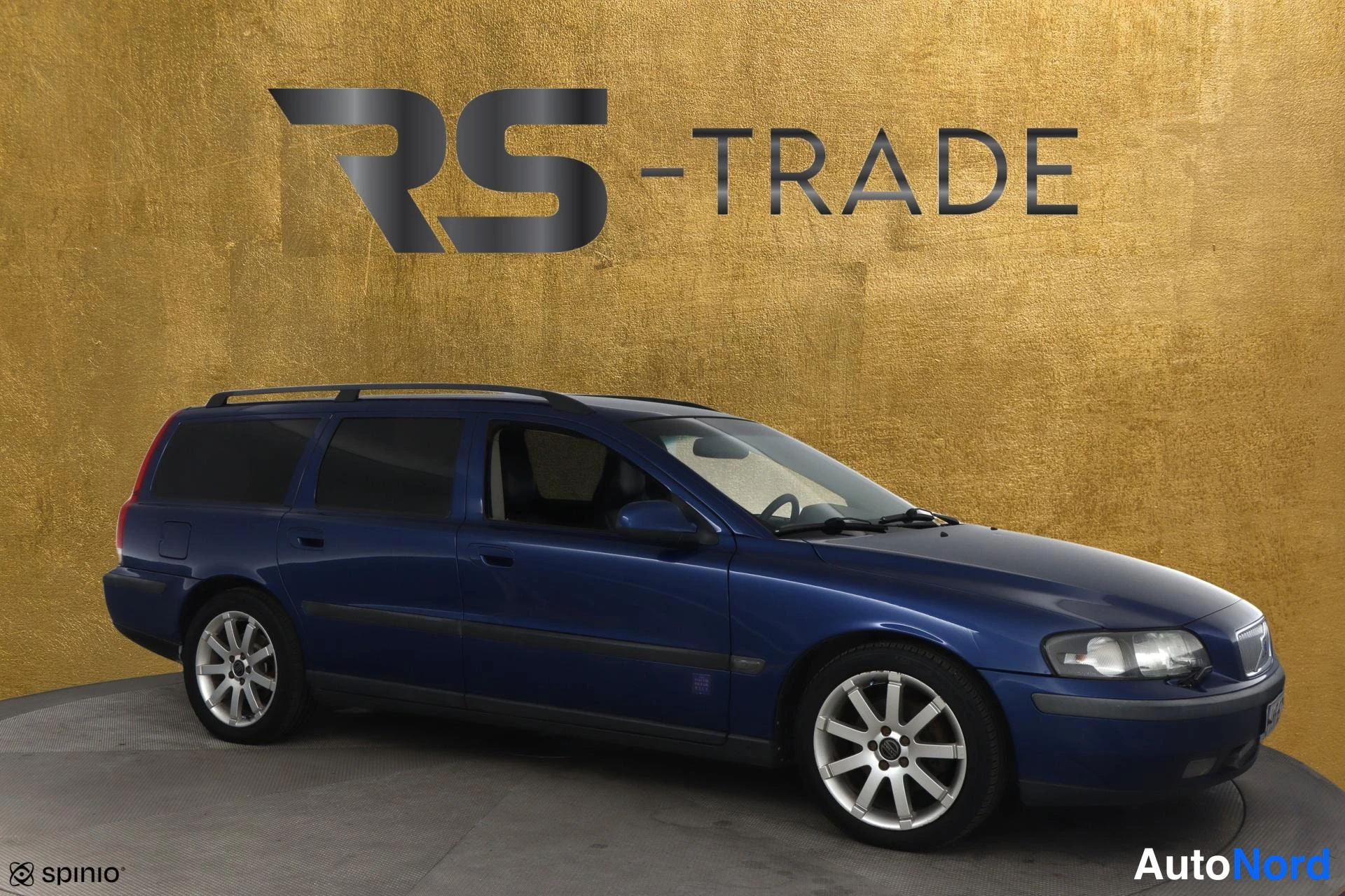 Sininen Volvo V70 2001, etuviisto, keula oikealle, kuva 2