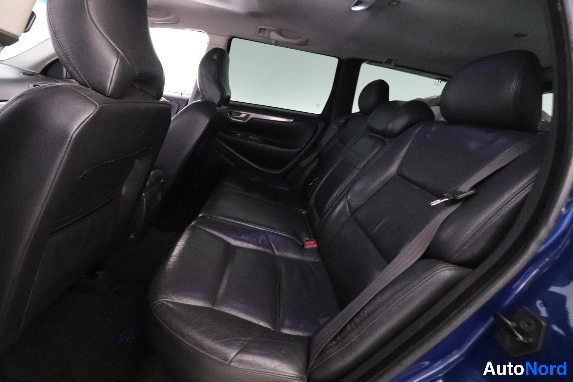 Sininen Volvo V70 2001, takaistuimet, kuva 10