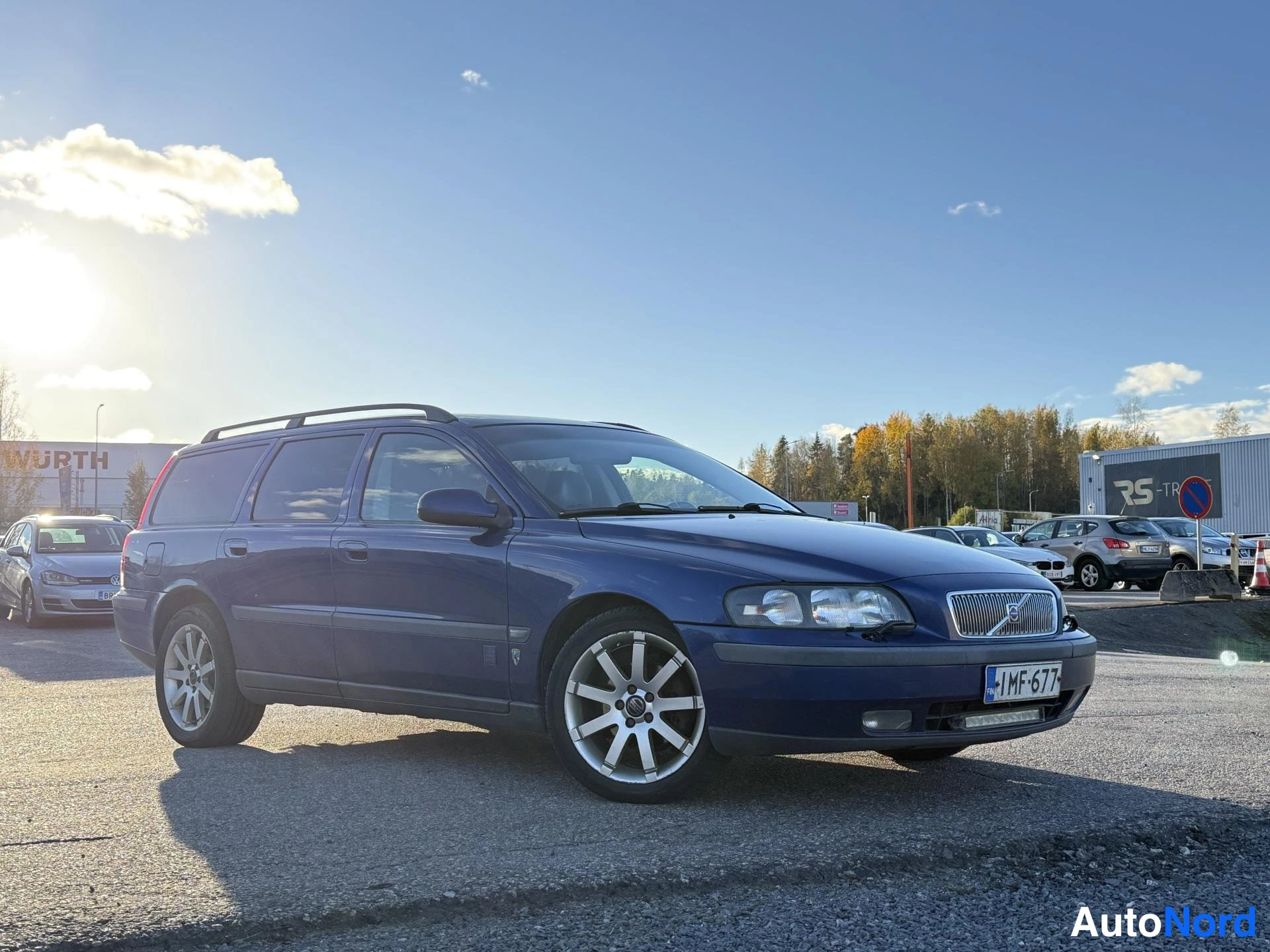 Sininen Volvo V70 2001, etuviisto, keula oikealle, kuva 2