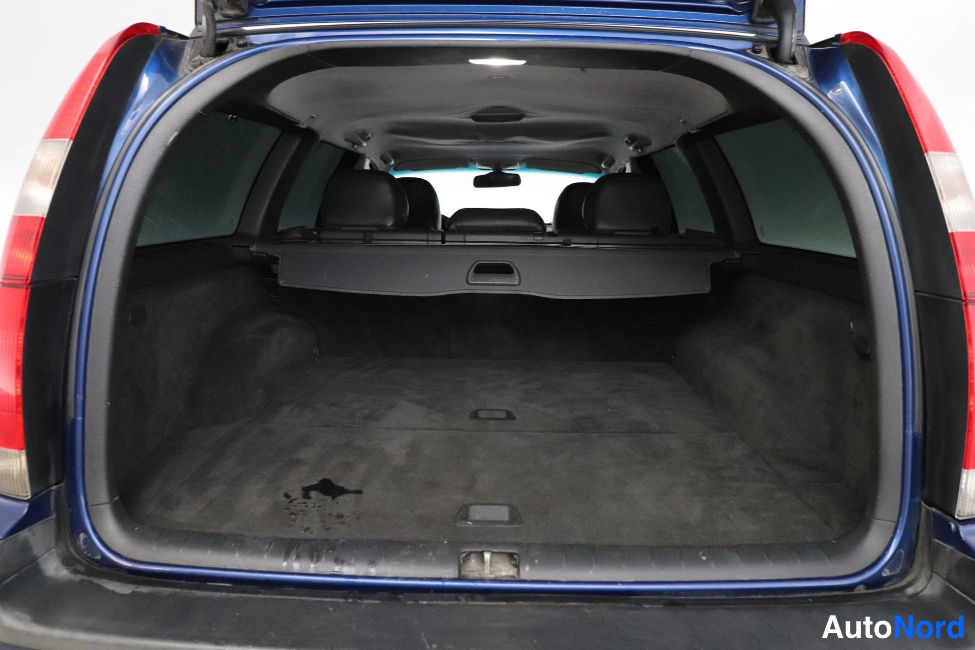 Sininen Volvo V70 2001, tavaratila, kuva 11