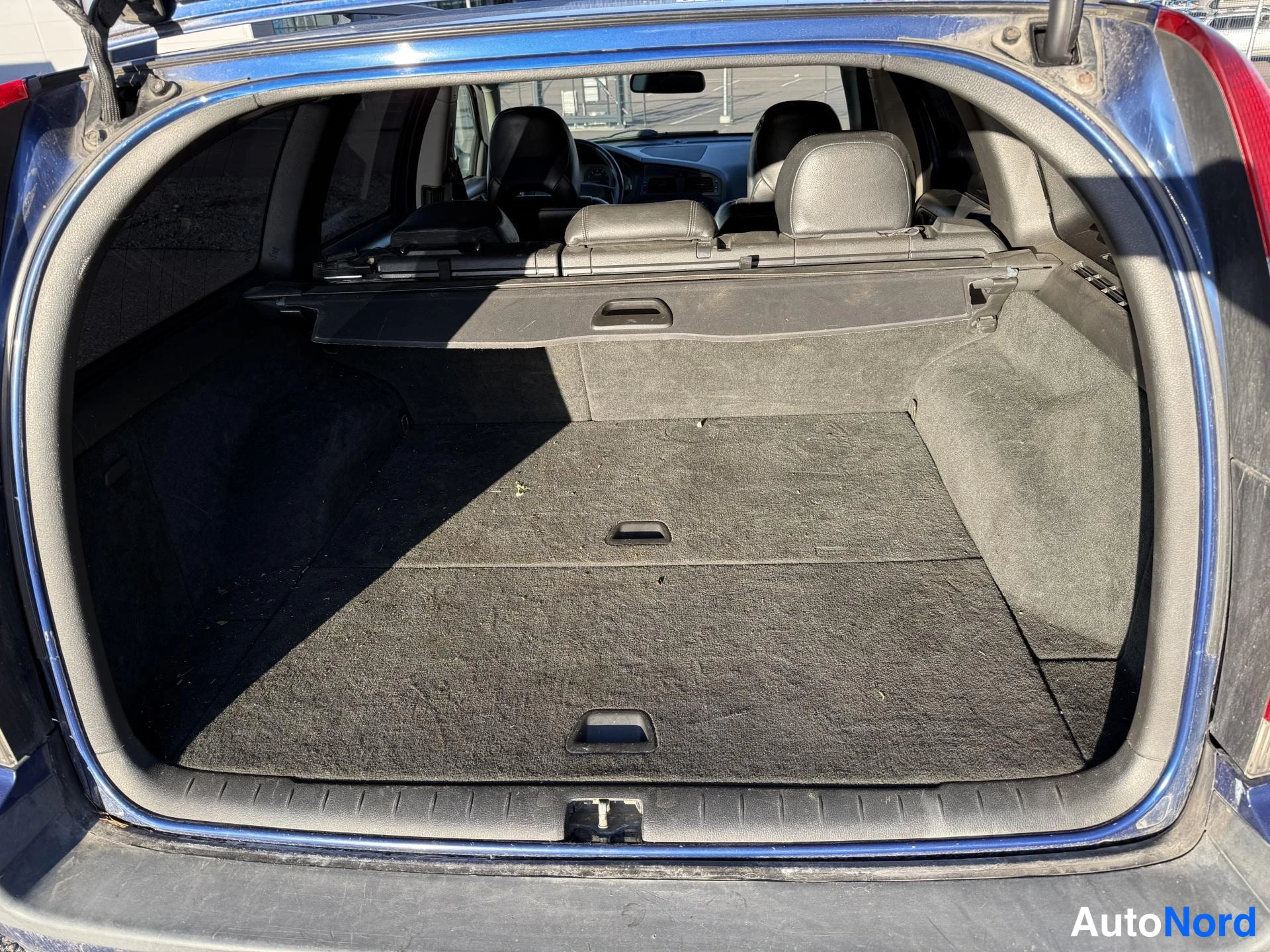 Sininen Volvo V70 2001, tavaratila, kuva 11