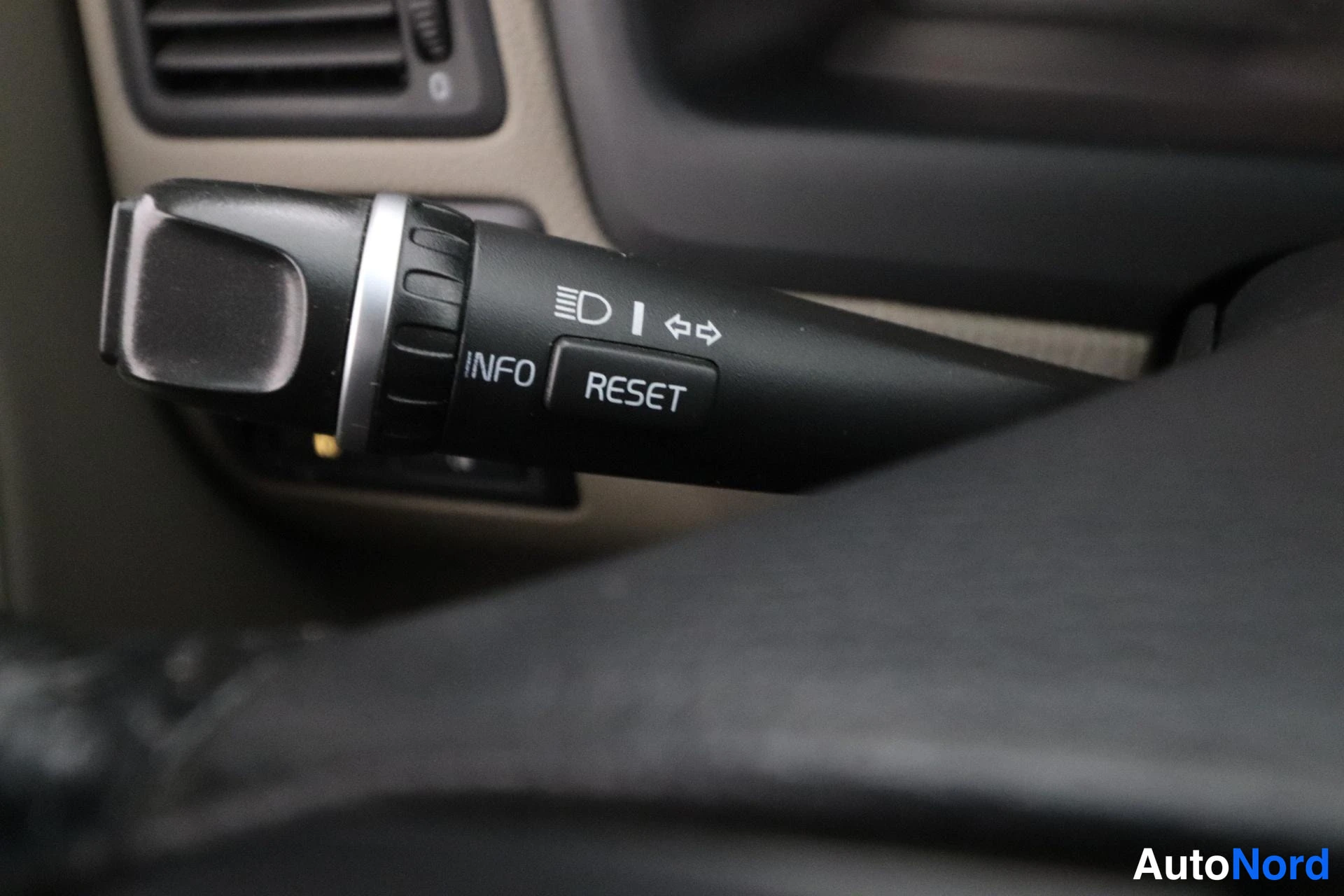 Harmaa Volvo S60 2007, yksityiskohta, kuva 17