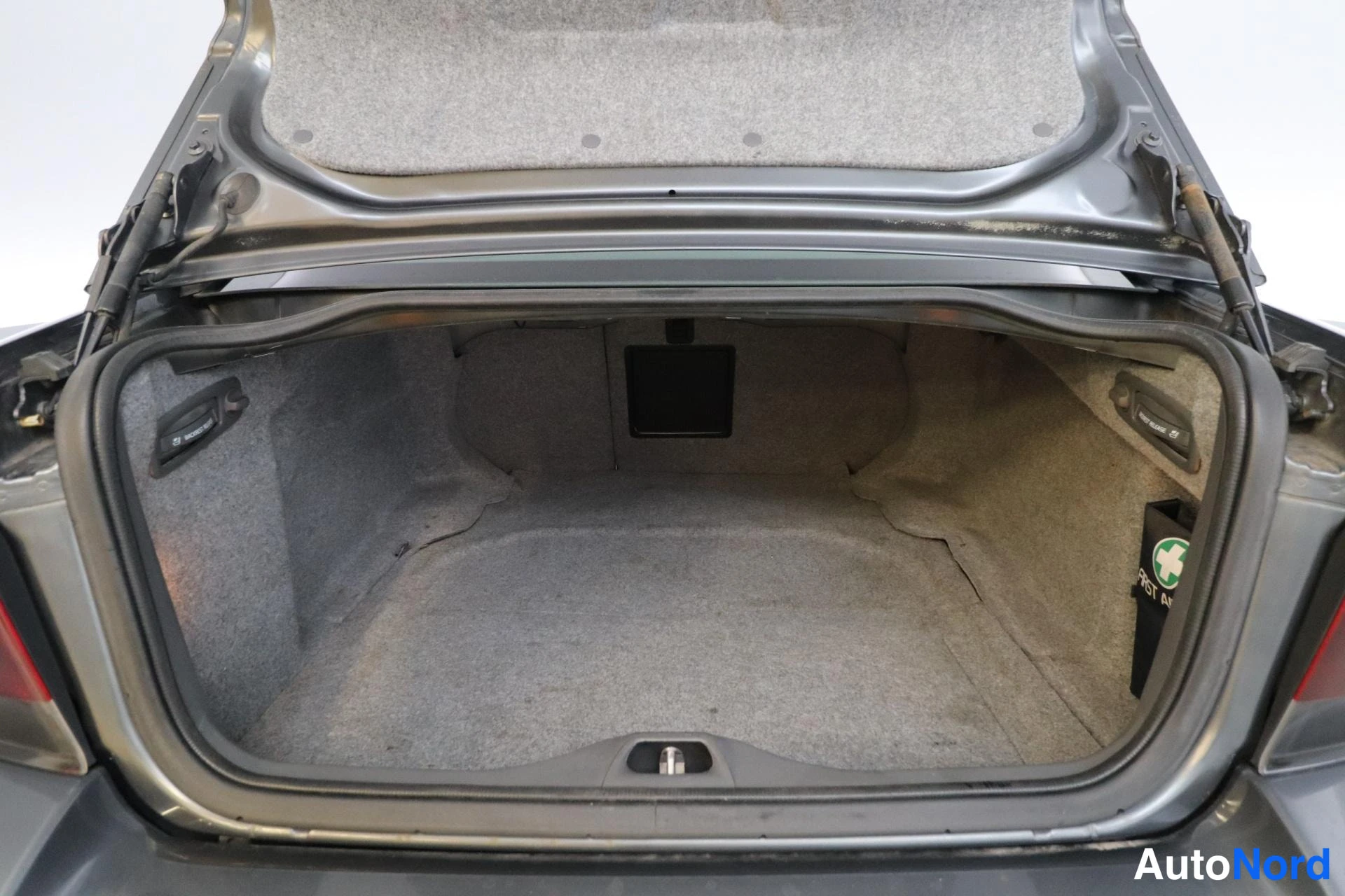 Harmaa Volvo S60 2007, tavaratila, kuva 12