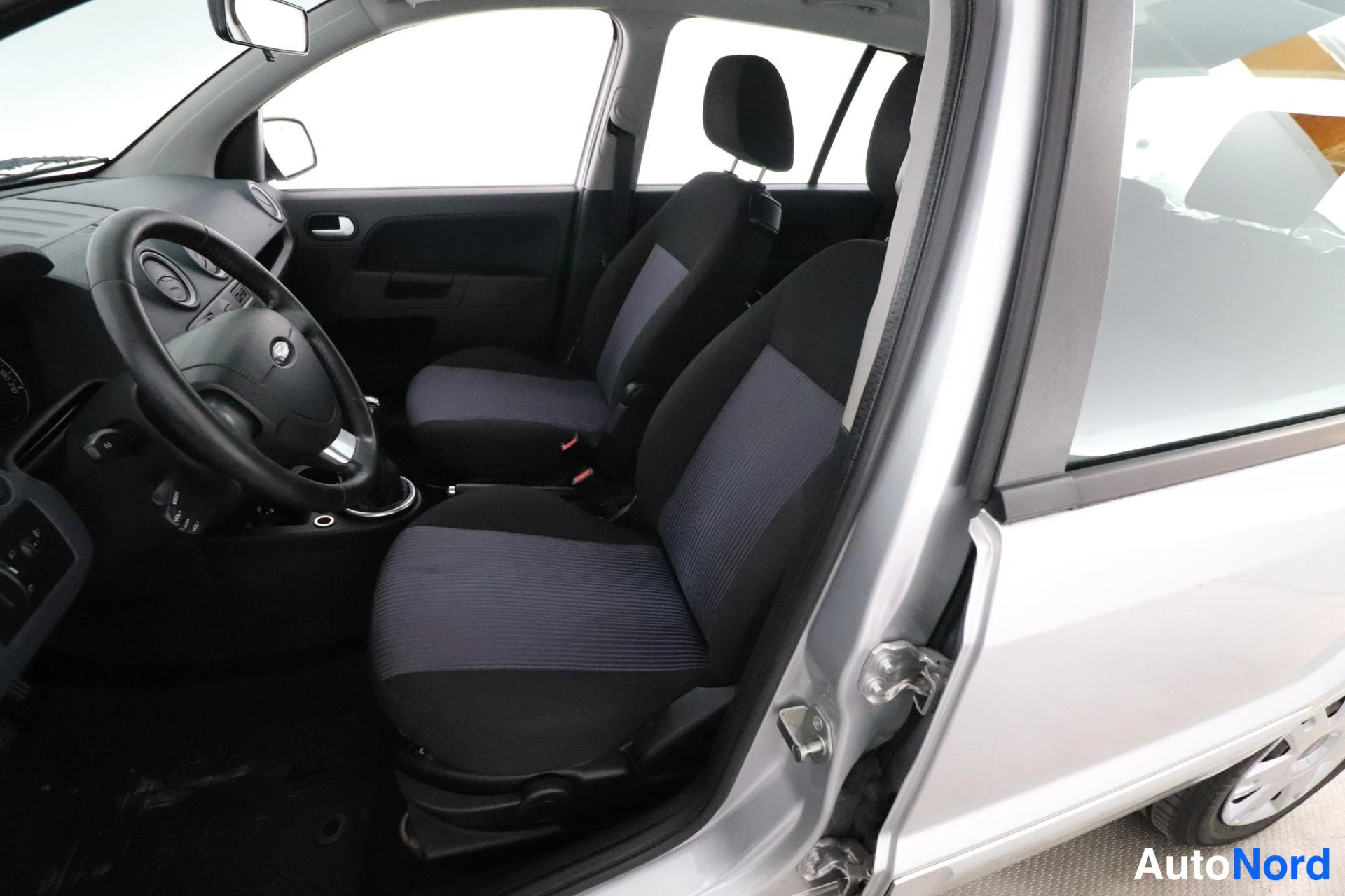 Harmaa Ford Fusion 2011, etuistuimet, kuva 10