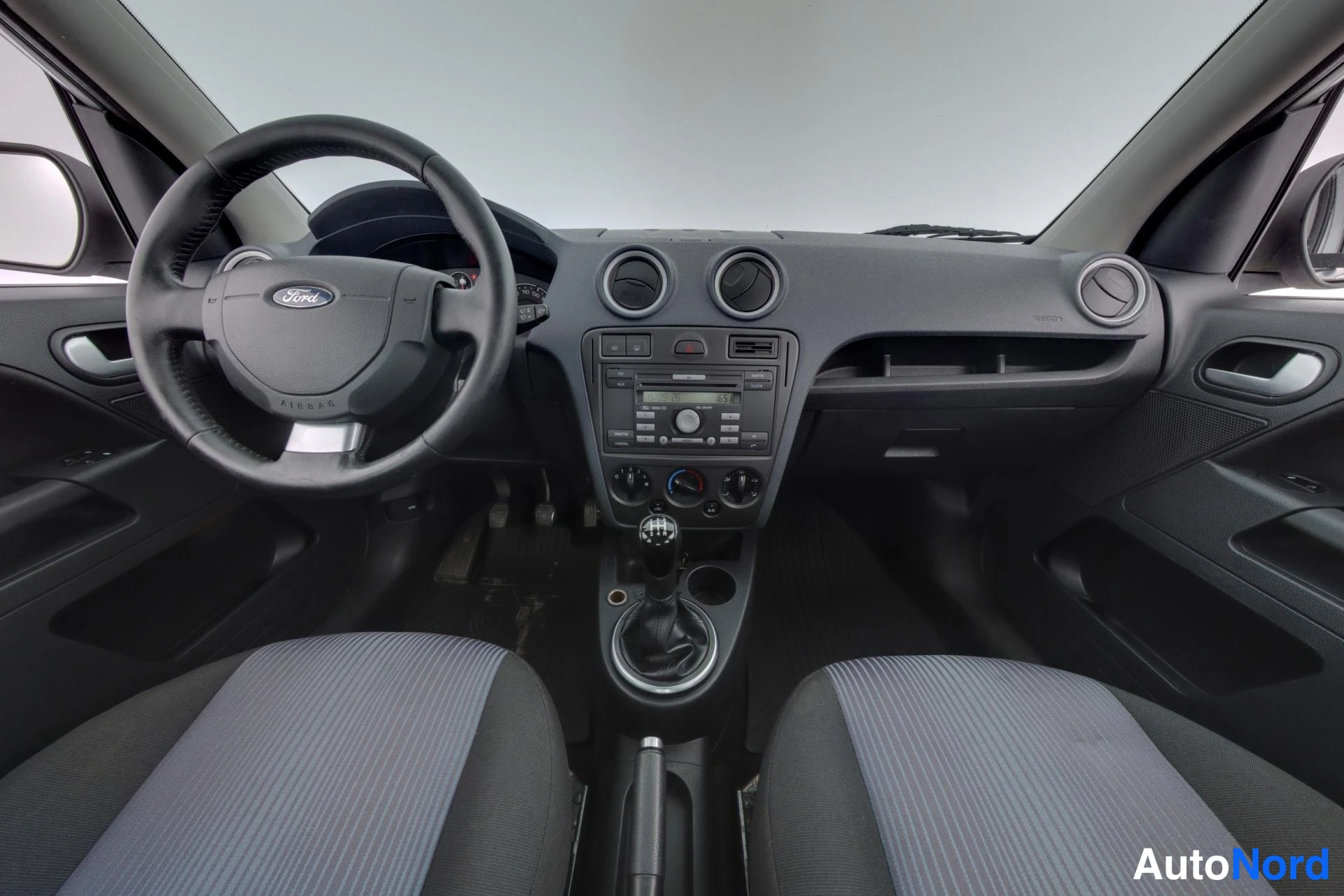 Harmaa Ford Fusion 2011, ohjaamo, kuva 8
