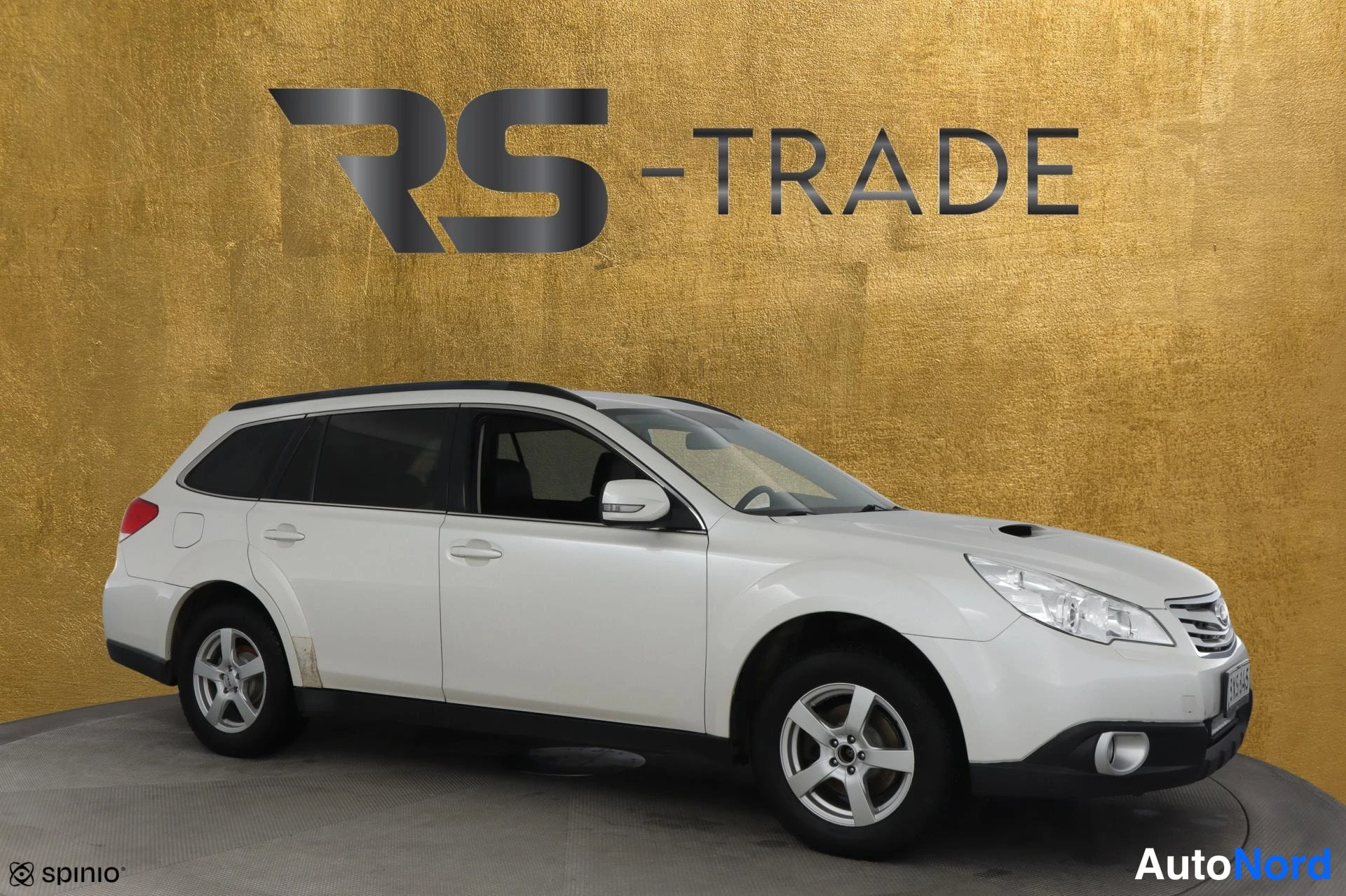 Valkoinen Subaru Legacy 2010, etuviisto, keula oikealle, kuva 3