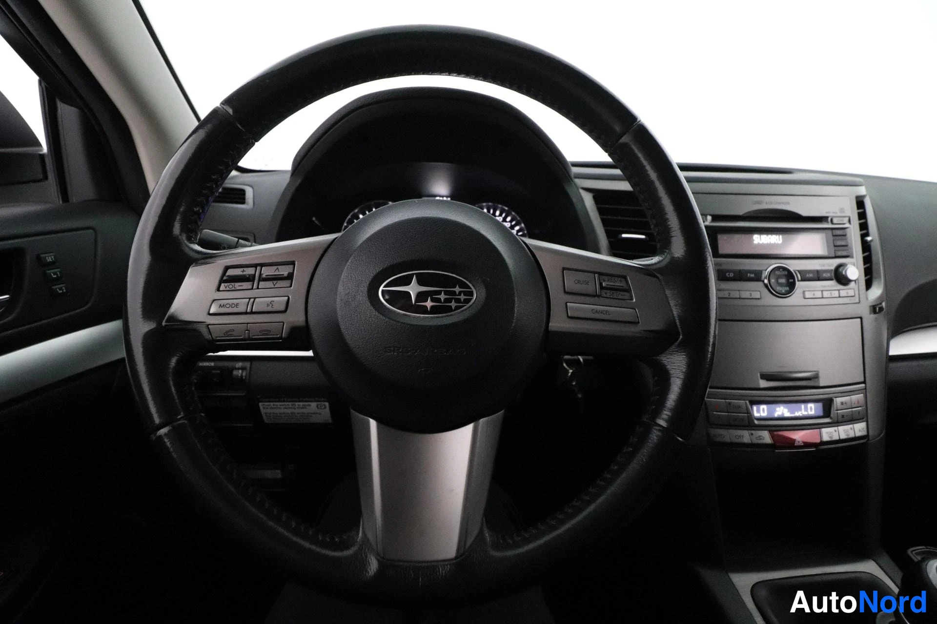 Valkoinen Subaru Legacy 2010, ohjaamo, kuva 9