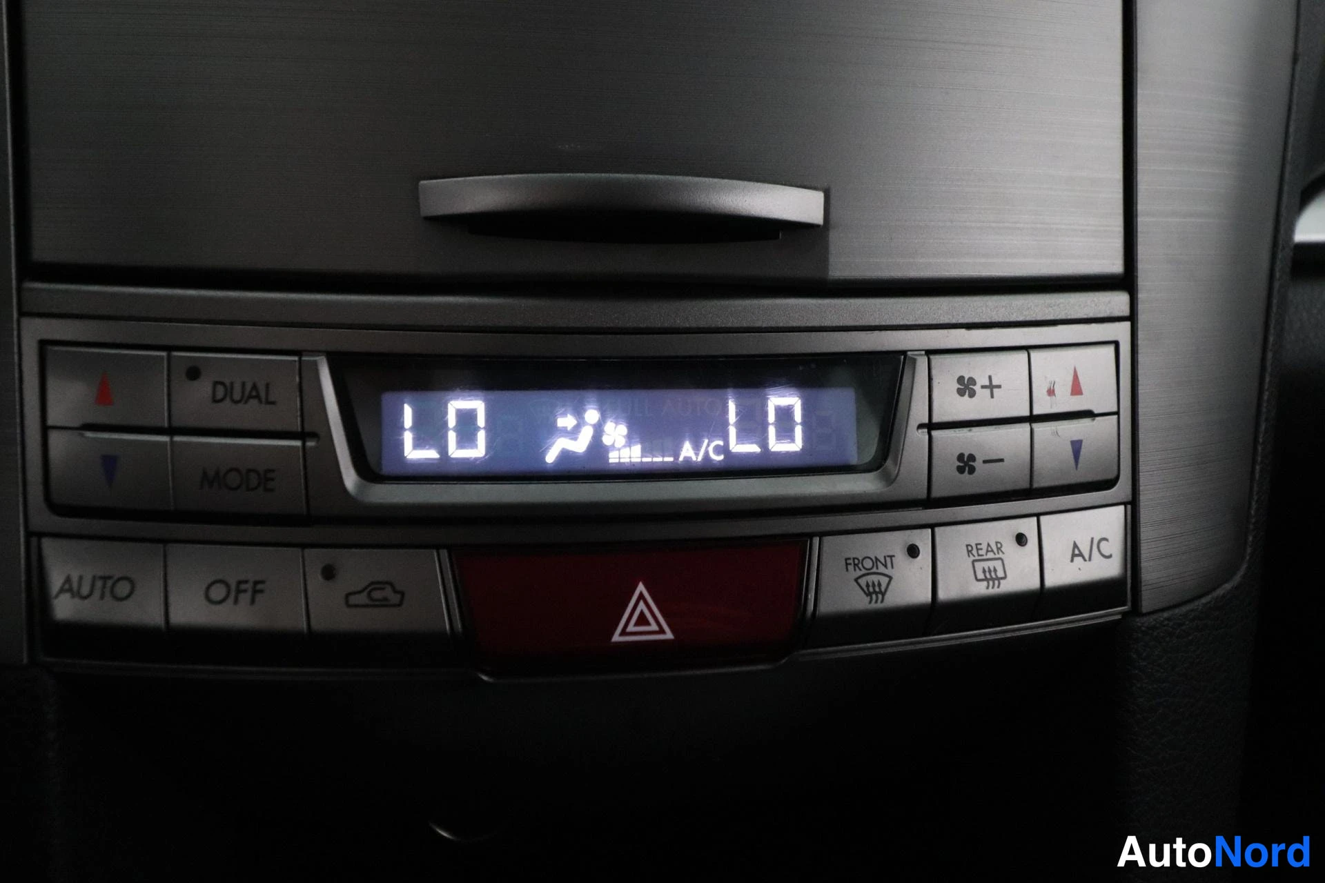 Valkoinen Subaru Legacy 2010, yksityiskohta, kuva 20