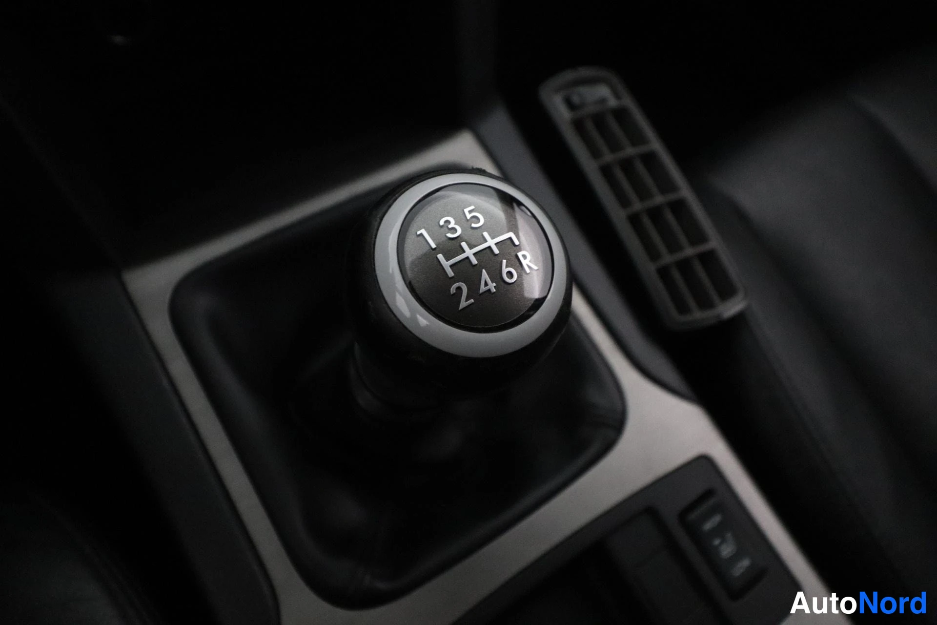 Valkoinen Subaru Legacy 2010, yksityiskohta, kuva 21