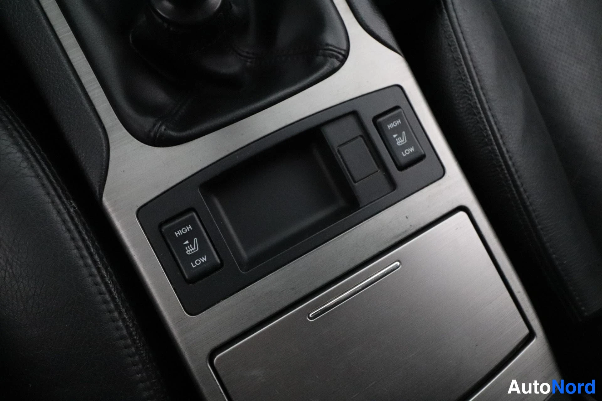 Valkoinen Subaru Legacy 2010, yksityiskohta, kuva 22