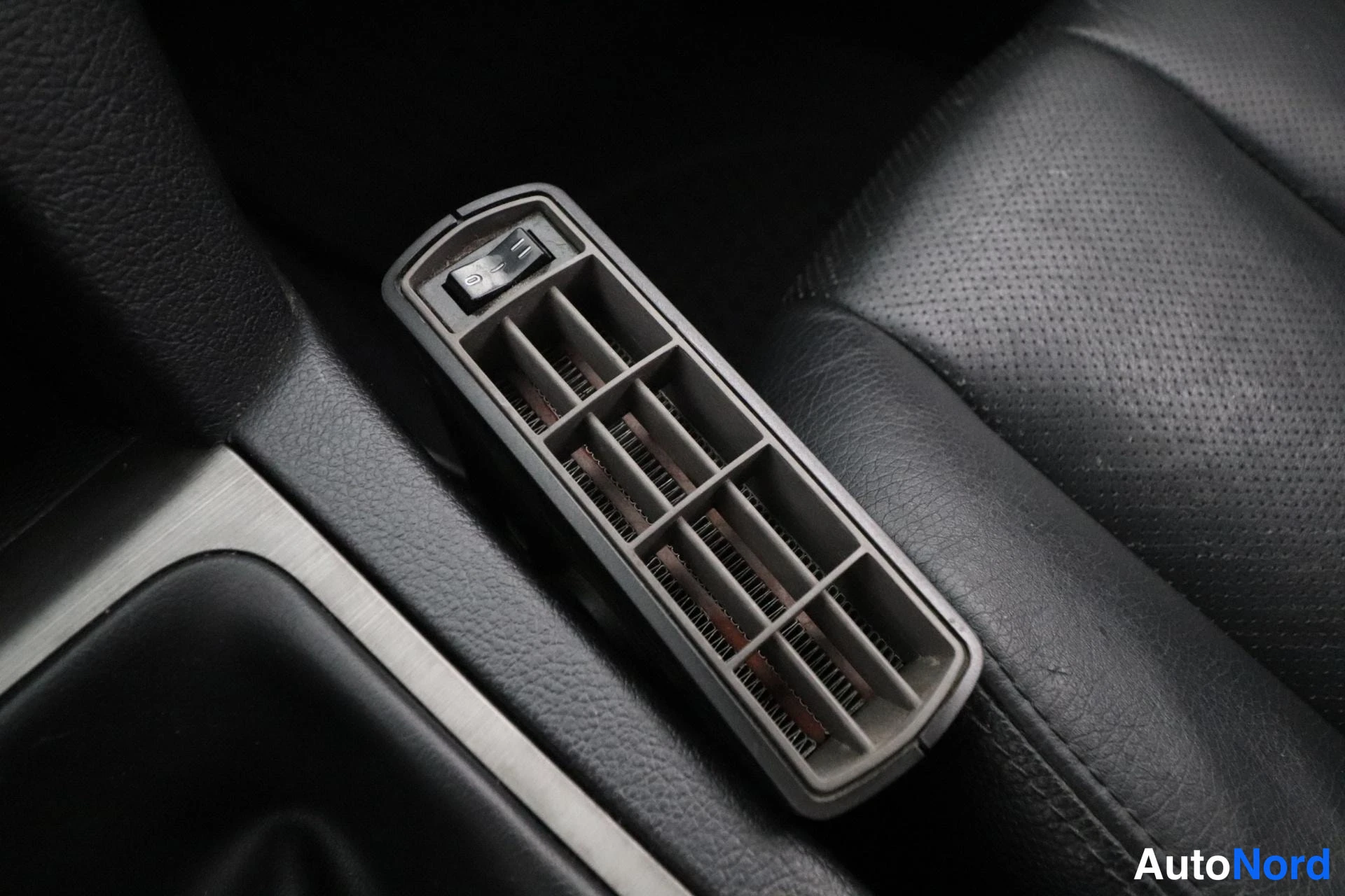 Valkoinen Subaru Legacy 2010, yksityiskohta, kuva 23