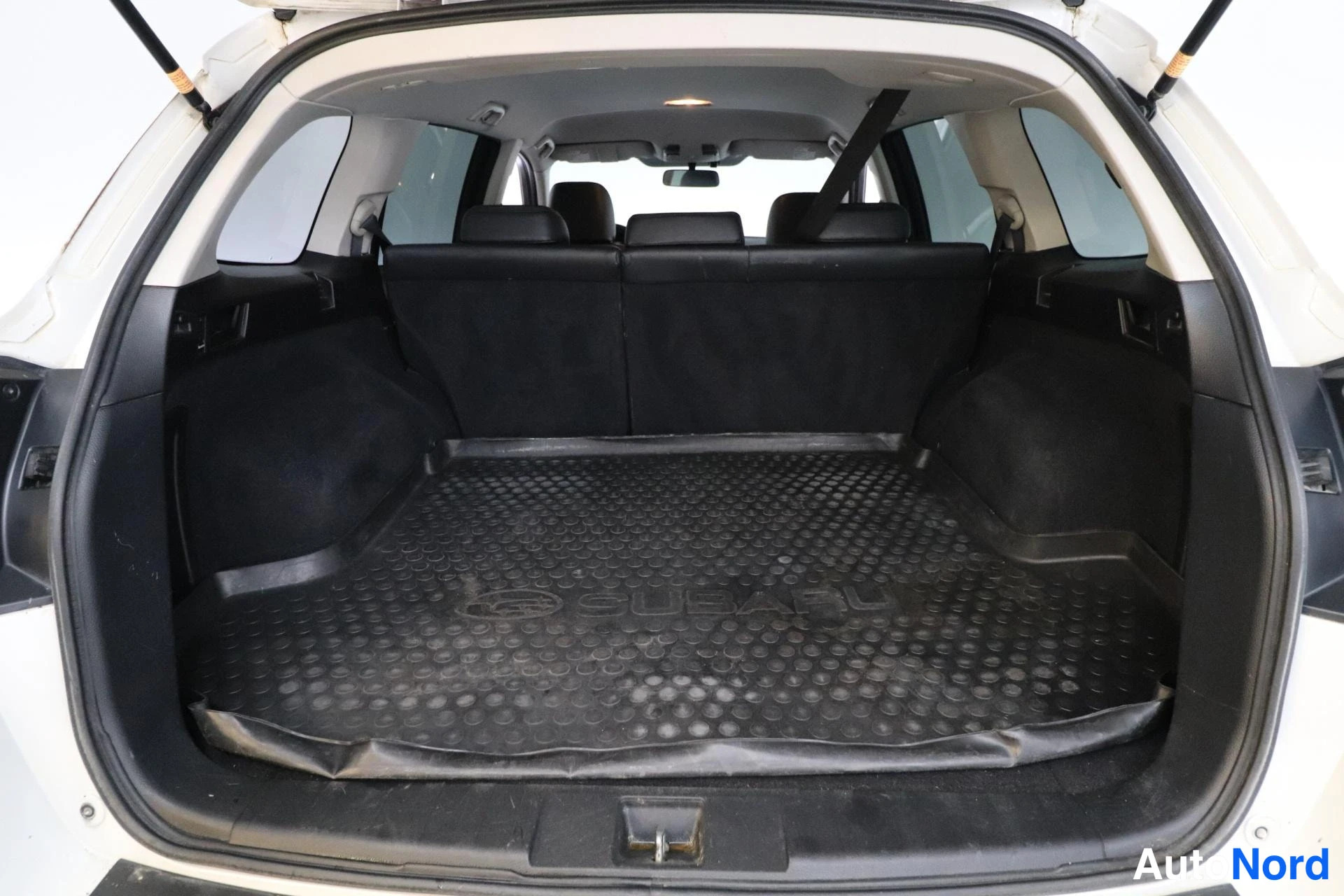 Valkoinen Subaru Legacy 2010, tavaratila, kuva 13