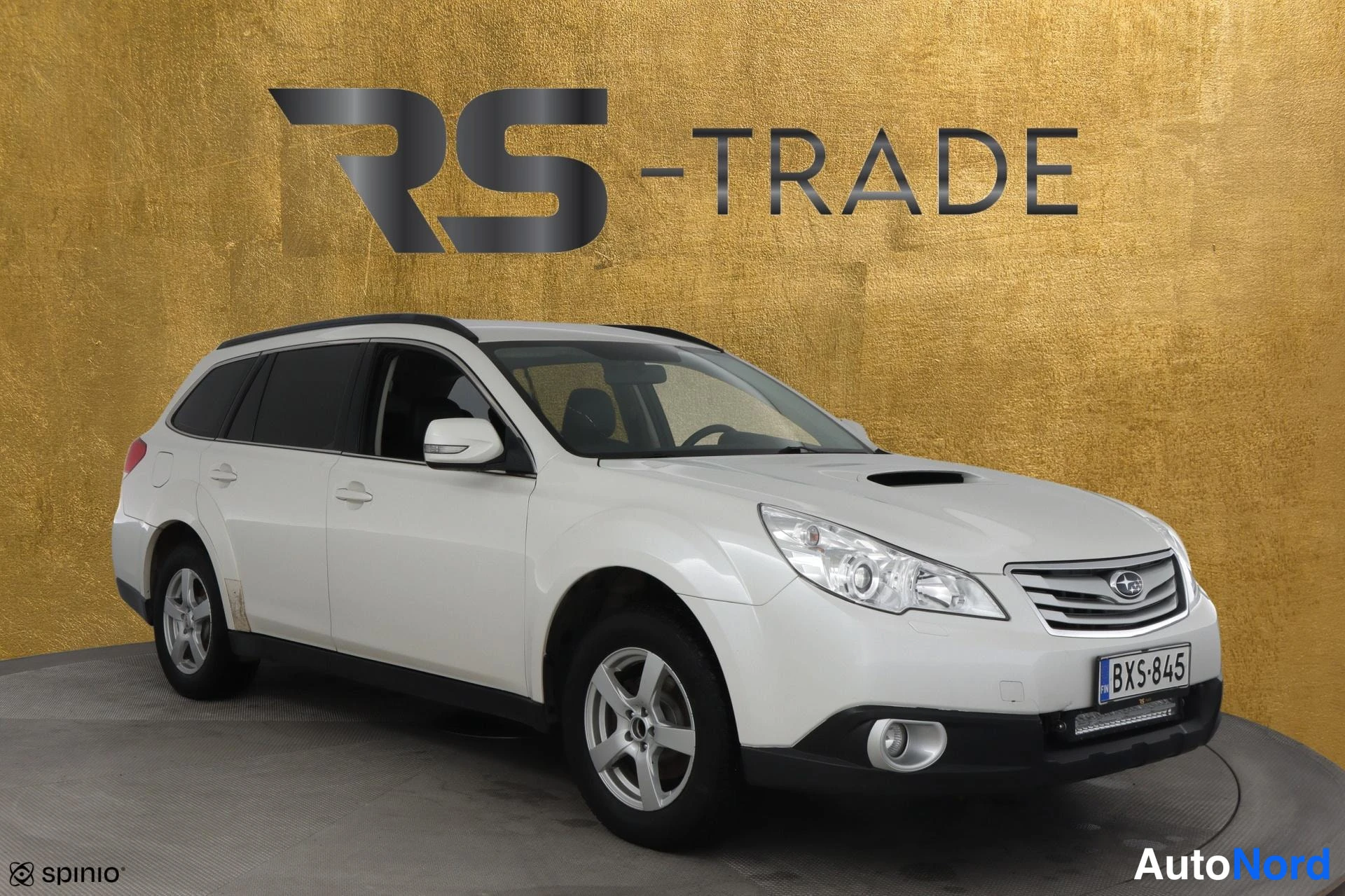Valkoinen Subaru Legacy 2010, etuviisto, keula oikealle, kuva 2