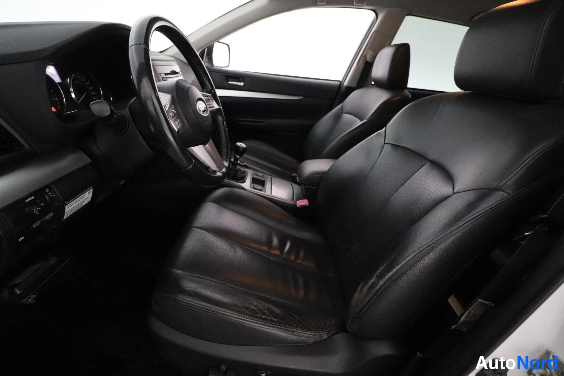 Valkoinen Subaru Legacy 2010, etuistuimet, kuva 10