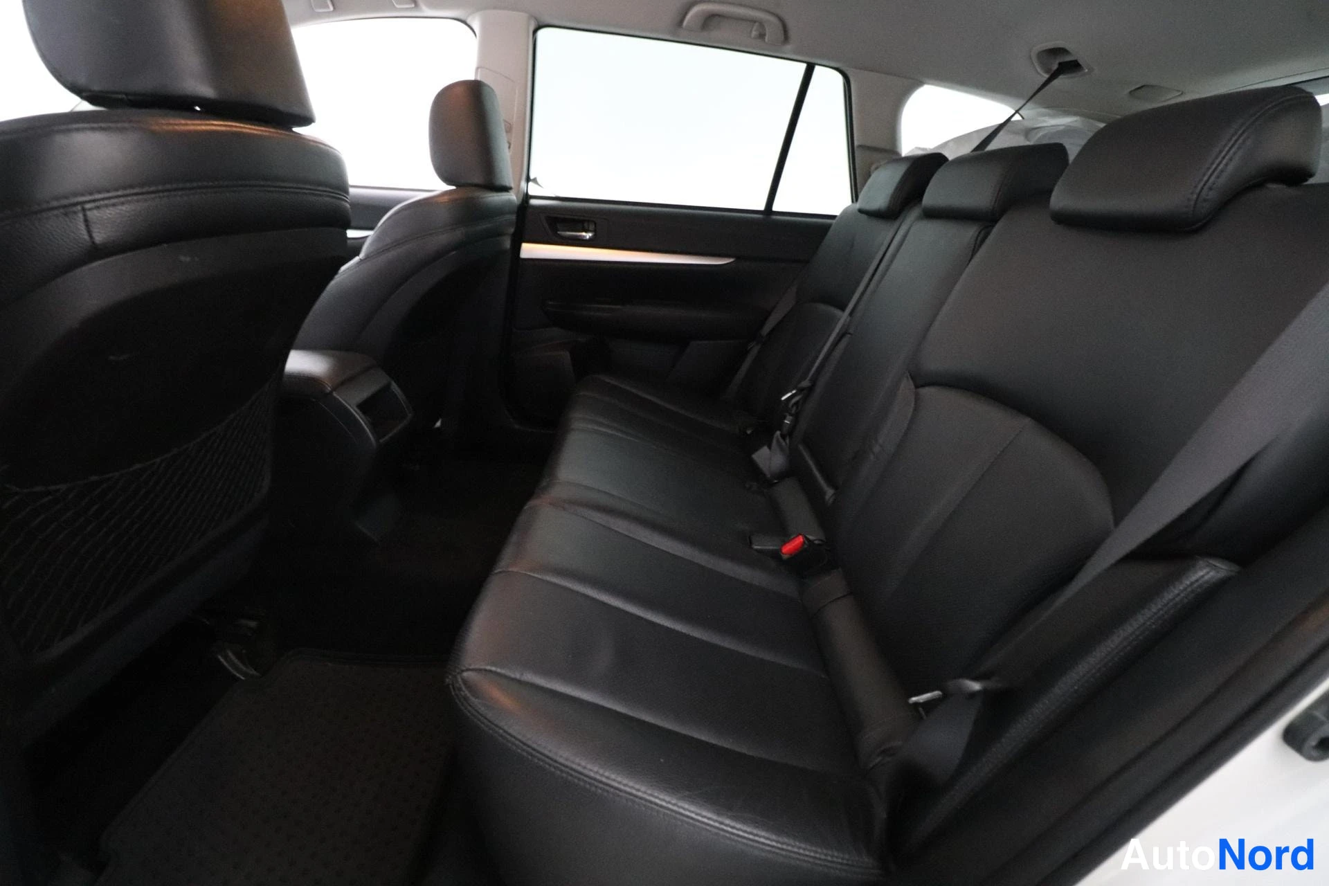 Valkoinen Subaru Legacy 2010, takaistuimet, kuva 12