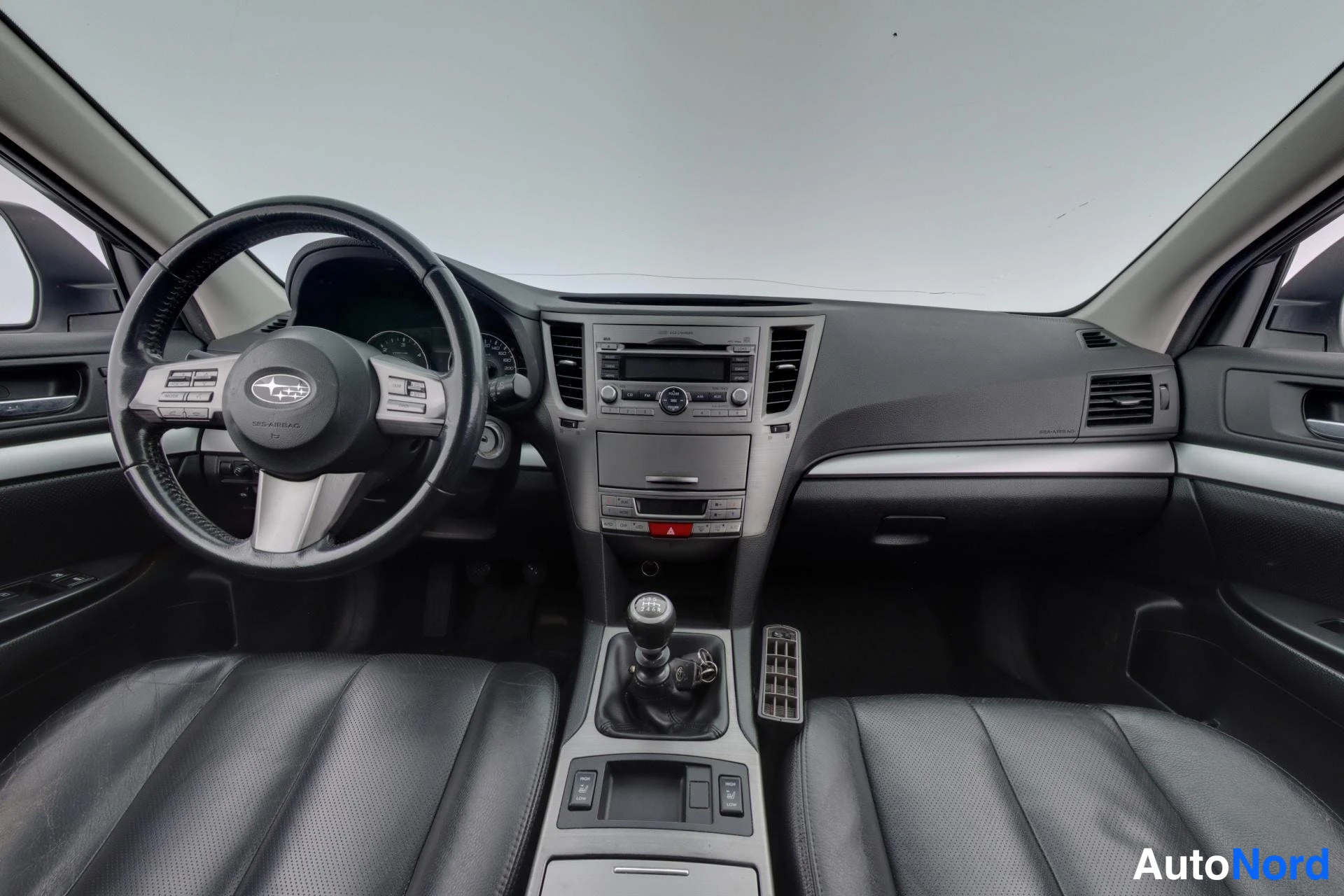 Valkoinen Subaru Legacy 2010, ohjaamo, kuva 7