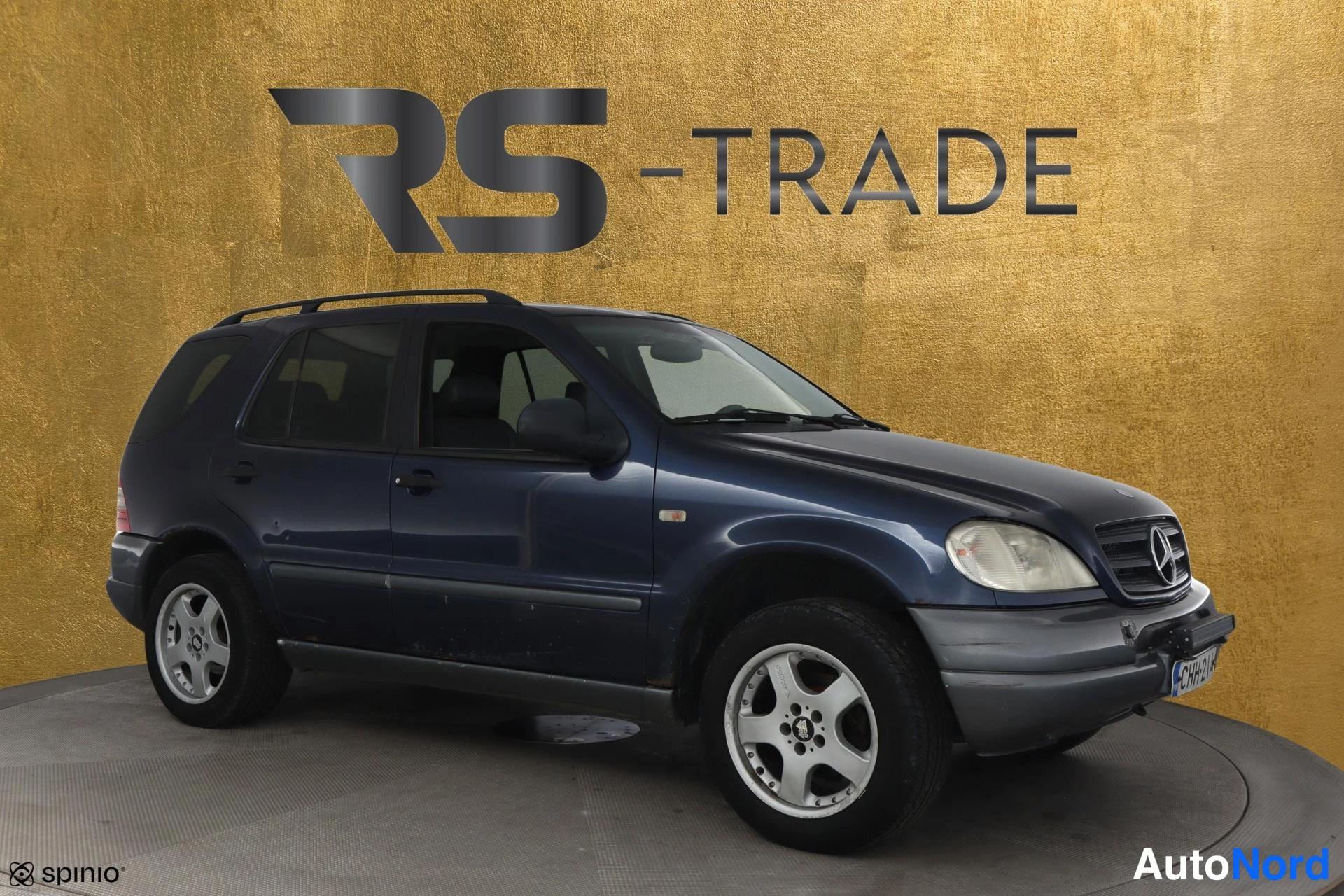 Sininen Mercedes-Benz ML 1998, etuviisto, keula oikealle, kuva 2