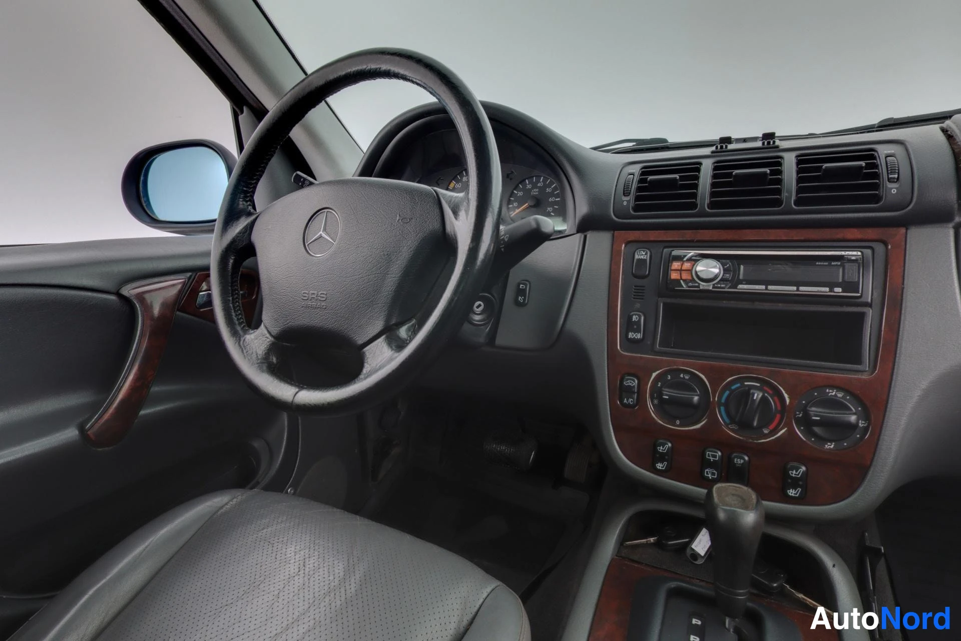 Sininen Mercedes-Benz ML 1998, ohjaamo, kuva 9
