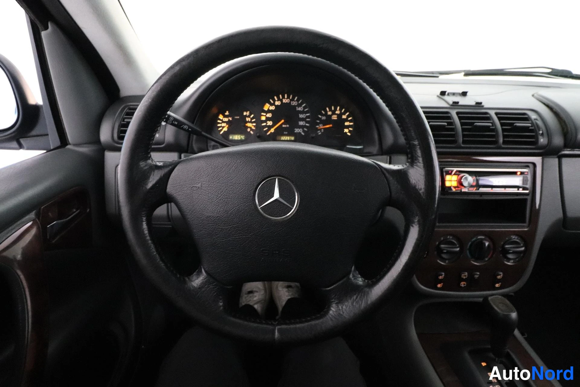 Sininen Mercedes-Benz ML 1998, ohjaamo, kuva 10