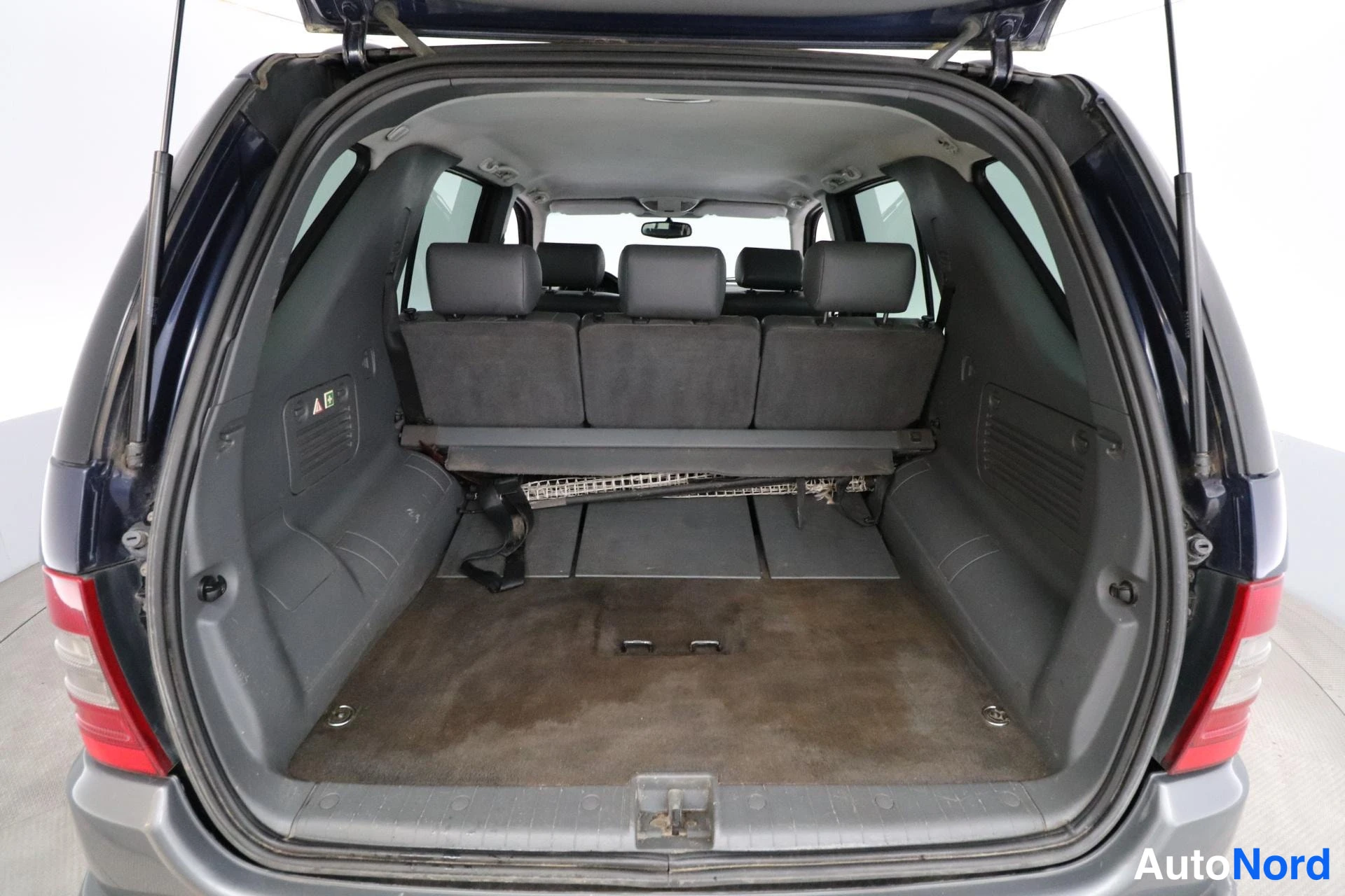 Sininen Mercedes-Benz ML 1998, tavaratila, kuva 13