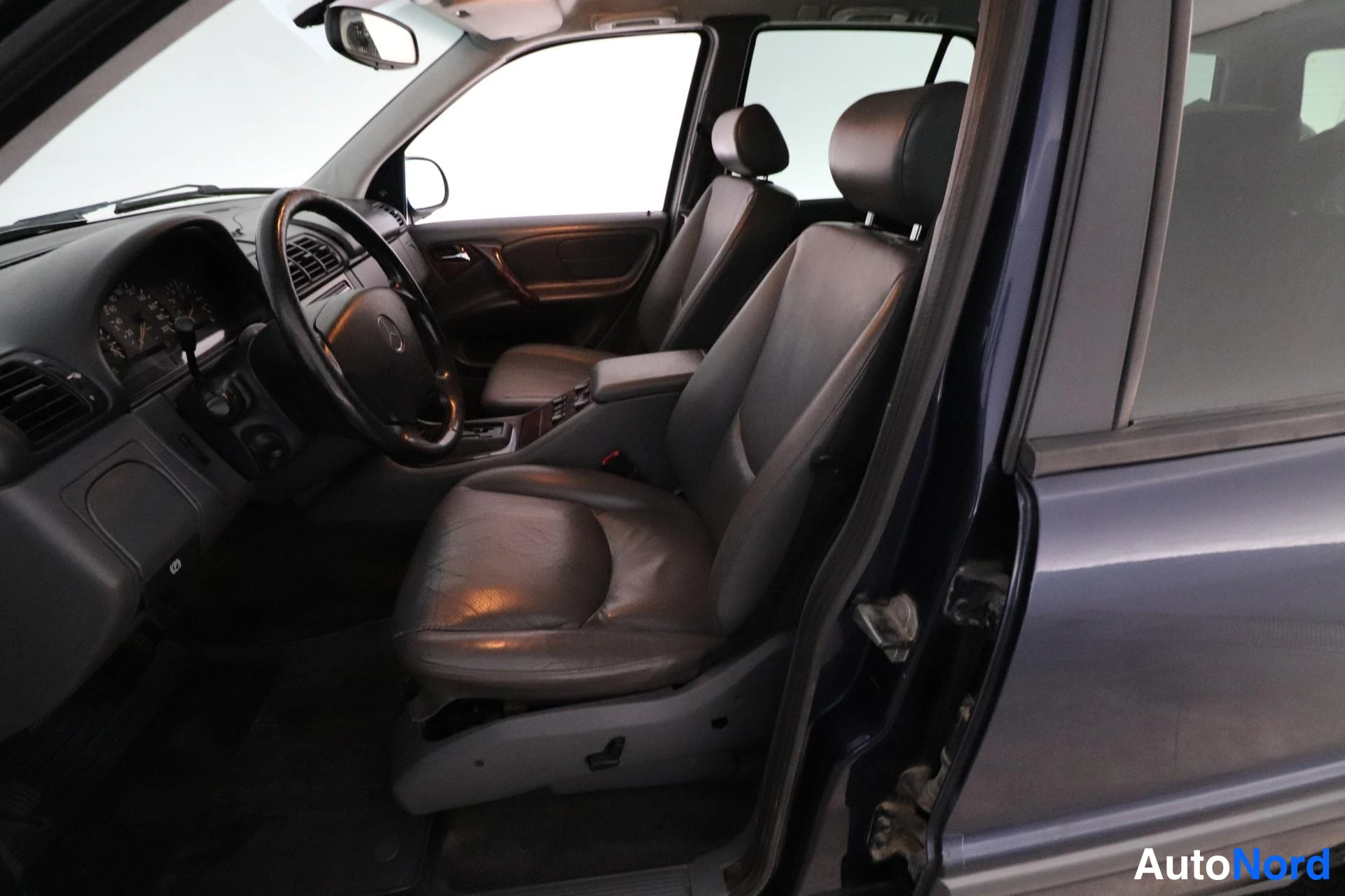 Sininen Mercedes-Benz ML 1998, ohjaamo, kuva 7