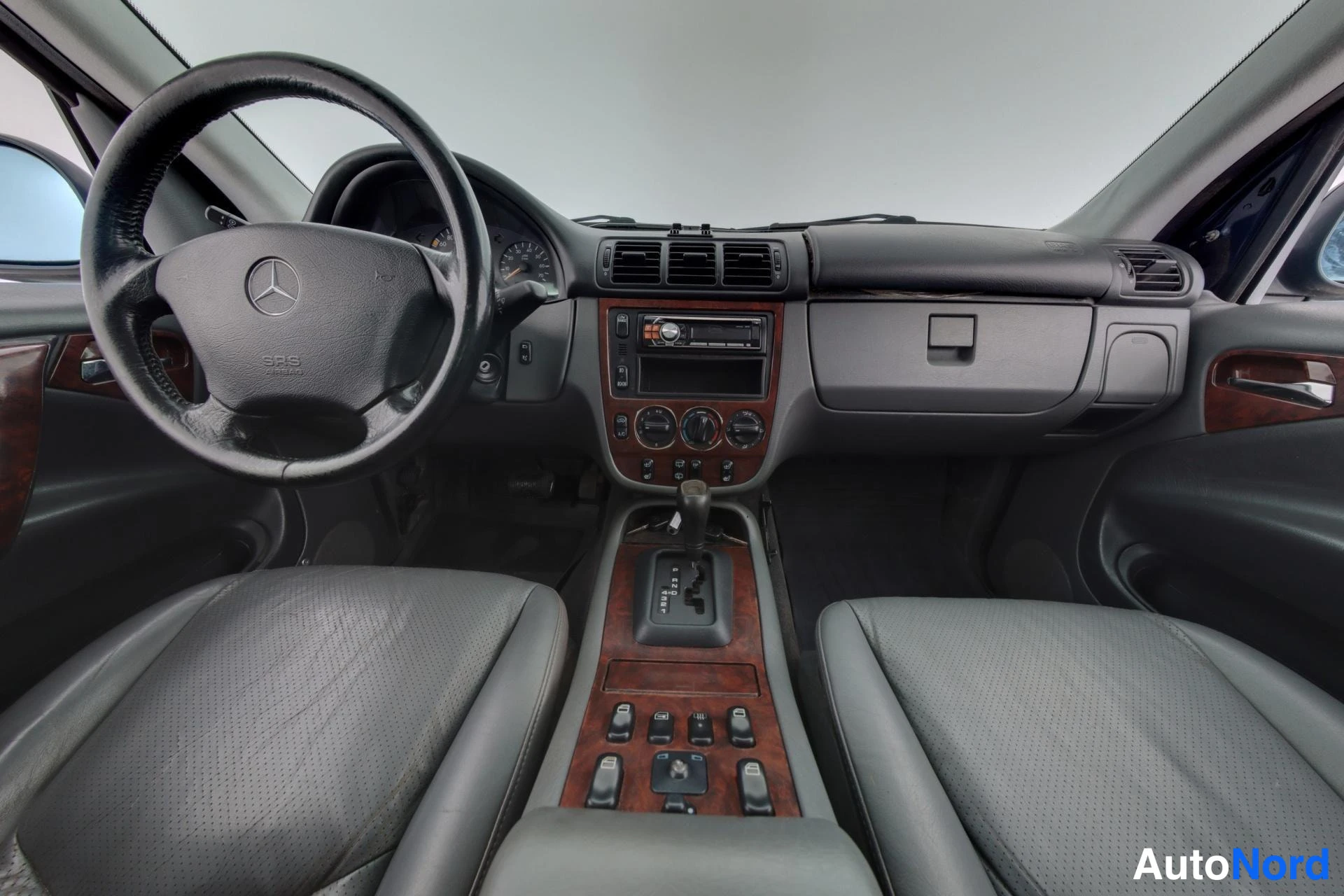 Sininen Mercedes-Benz ML 1998, ohjaamo, kuva 8