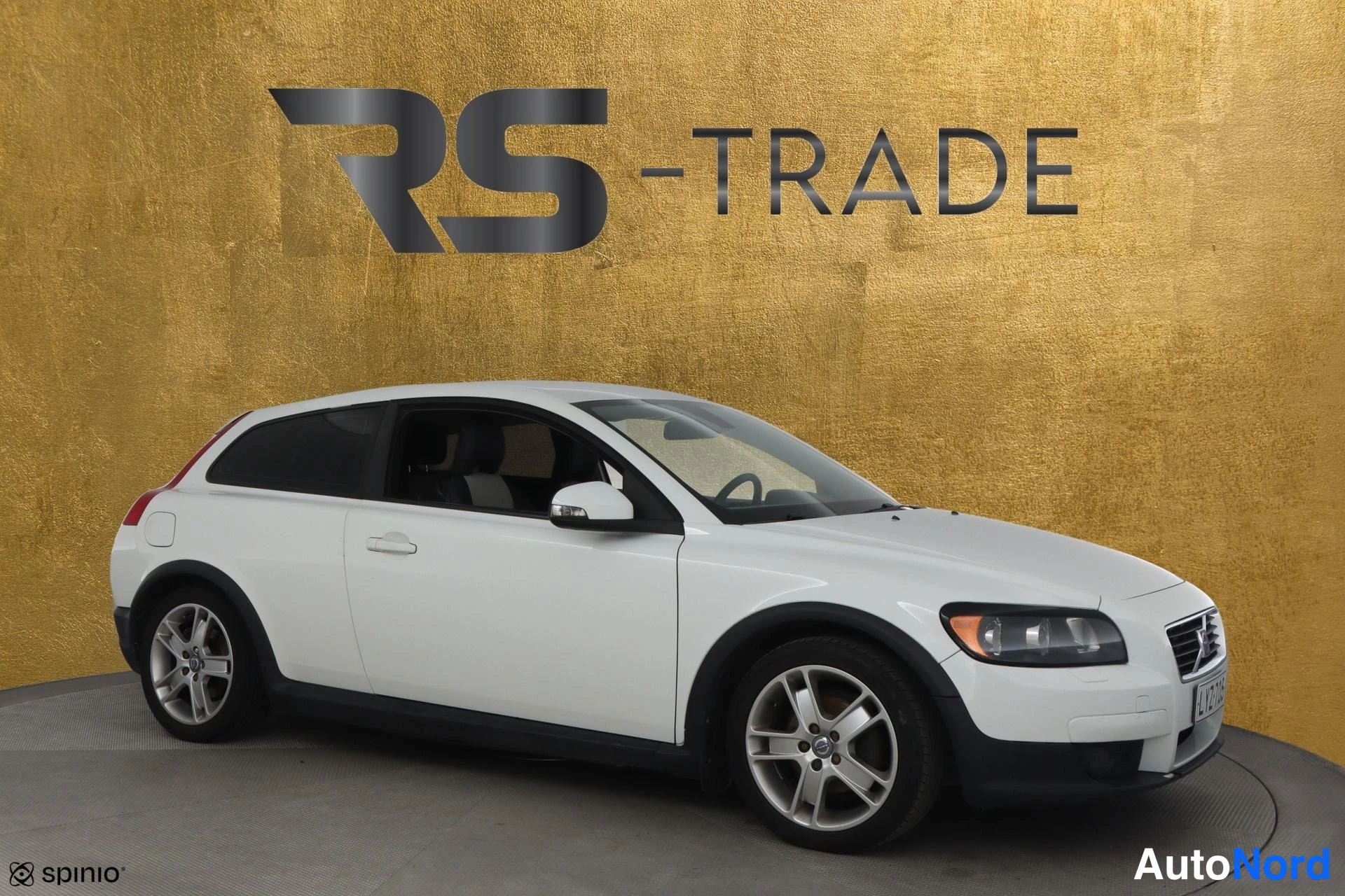 Valkoinen Volvo C30 2009, etuviisto, keula oikealle, kuva 2