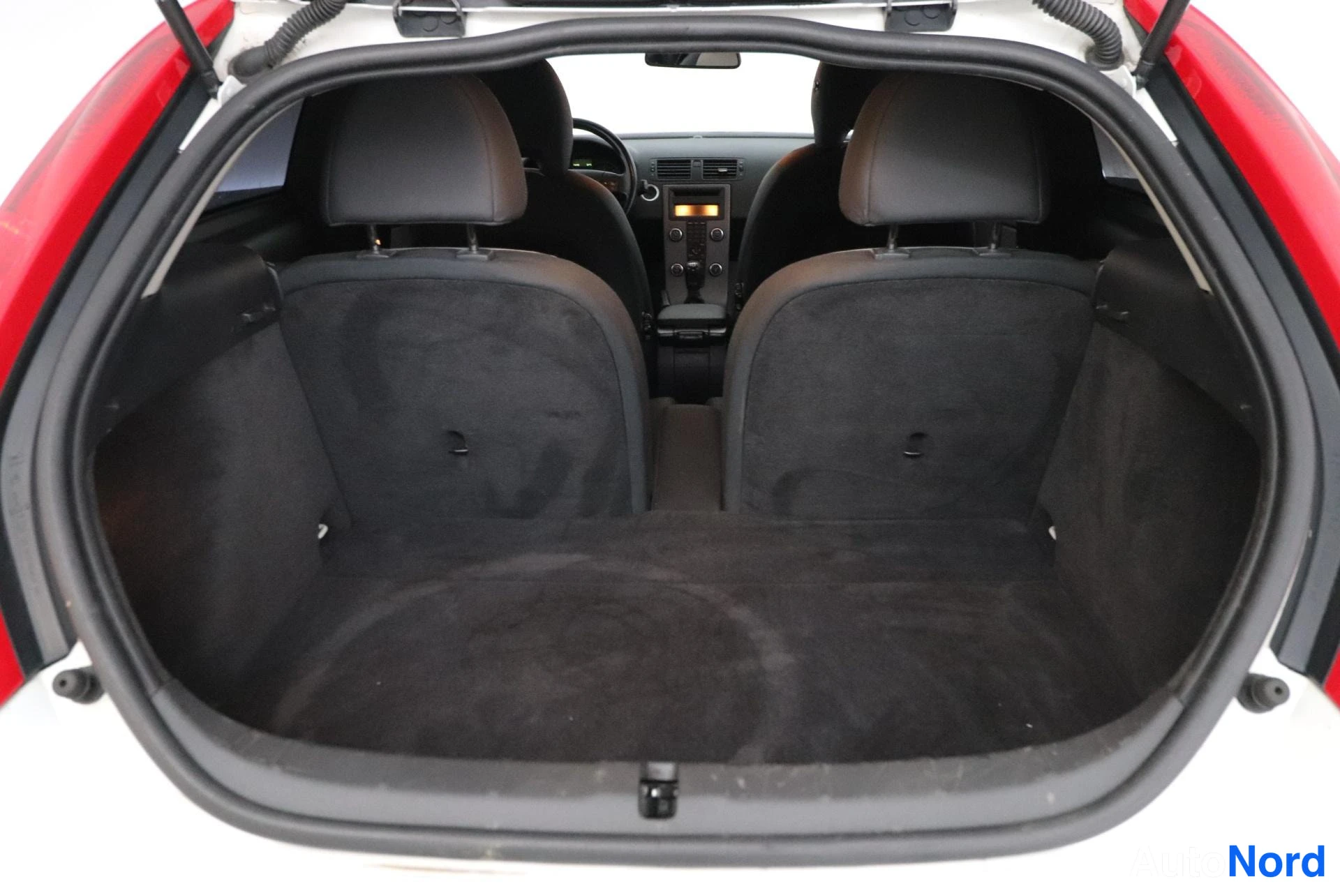 Valkoinen Volvo C30 2009, tavaratila, kuva 11