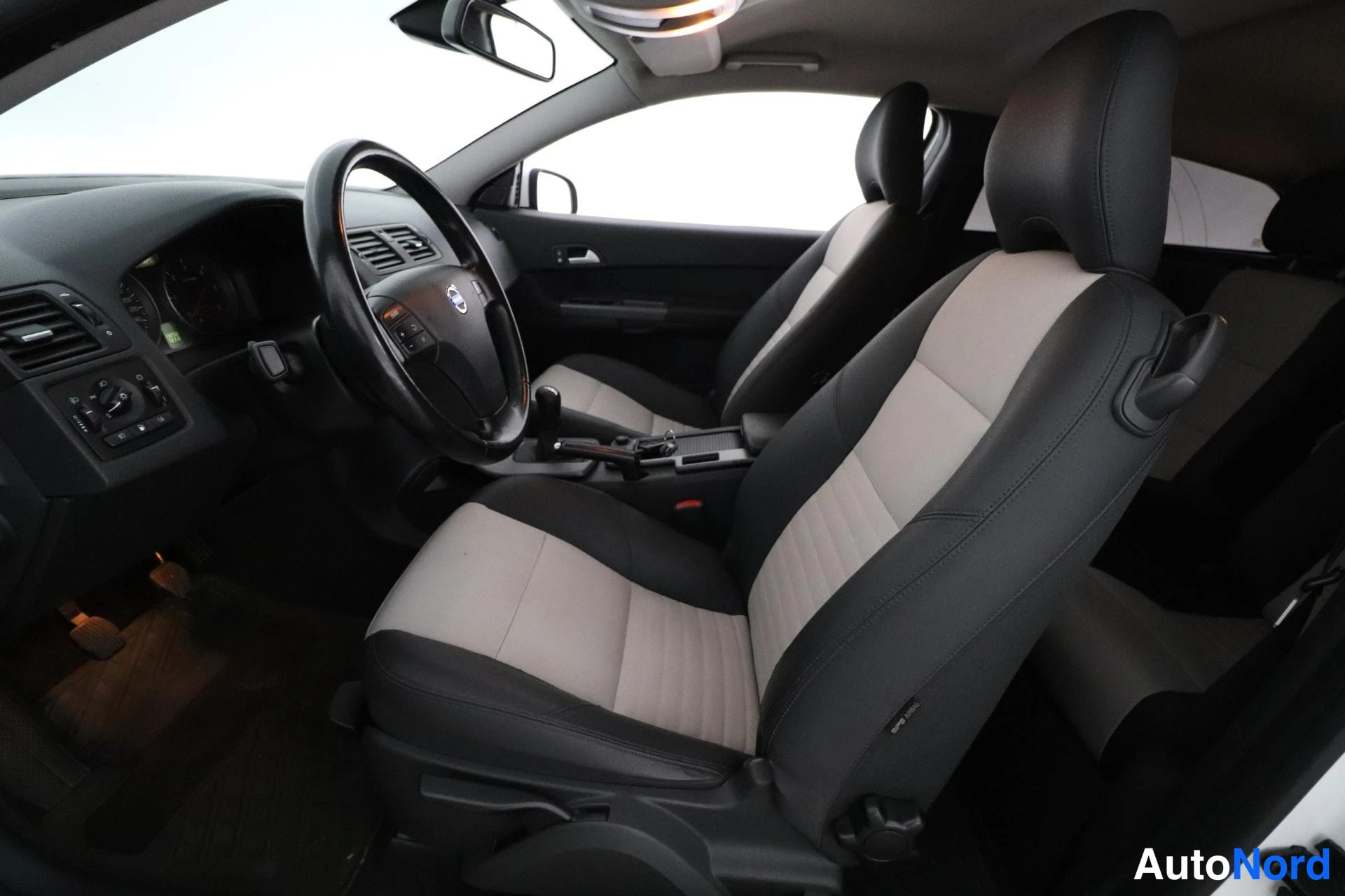 Valkoinen Volvo C30 2009, ohjaamo, kuva 7