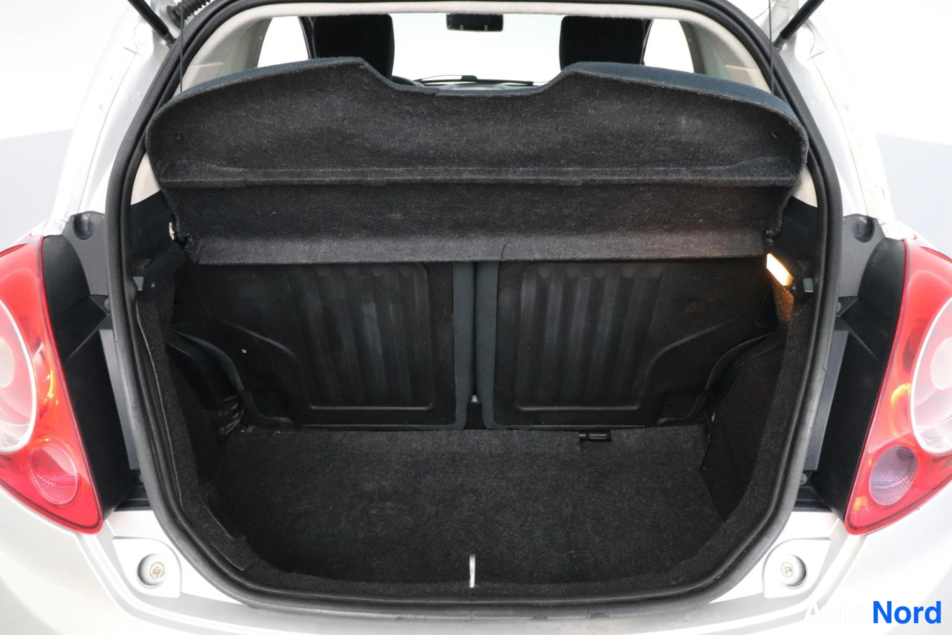 Harmaa Ford Ka 2010, tavaratila, kuva 13
