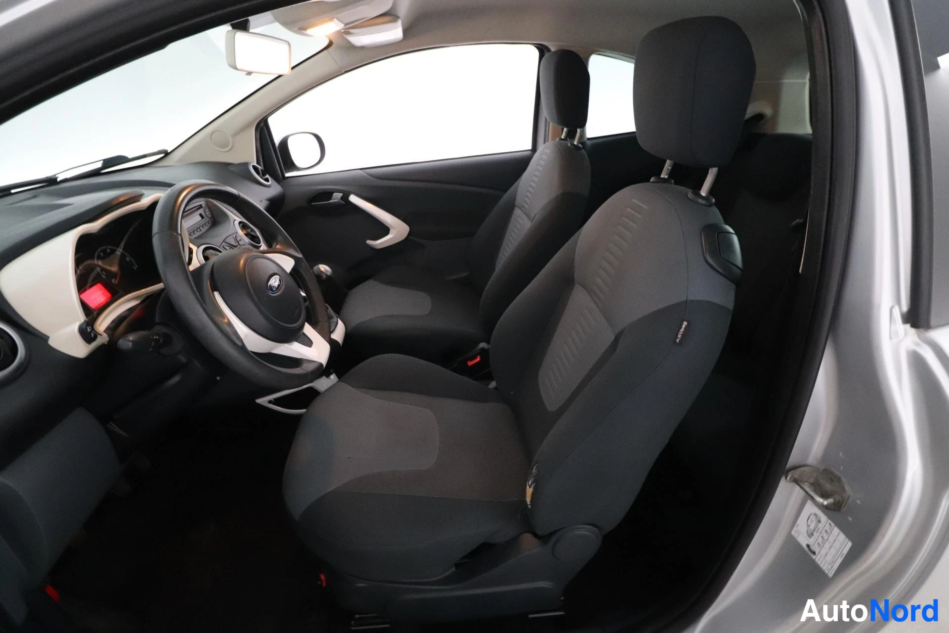 Harmaa Ford Ka 2010, etuistuimet, kuva 11
