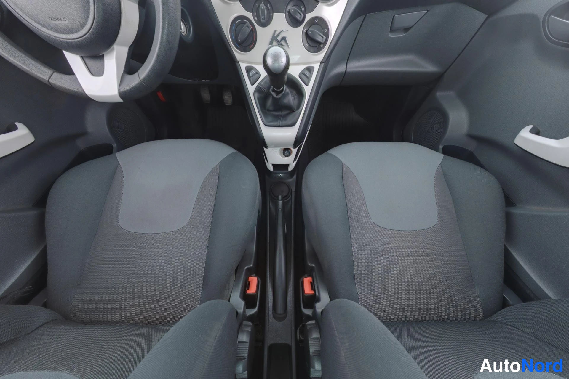 Harmaa Ford Ka 2010, ohjaamo, kuva 7